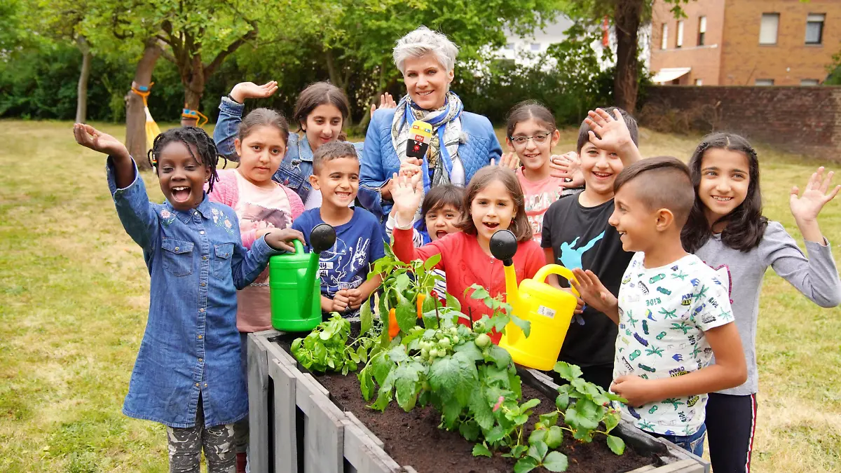 Im RTL-Kinderhaus "Am Kölnberg" legen die Kinder gemeinsam mit Projektpatin Birgit Schrowange Beete u.a. mit Tomaten, Paprika und Basilikum an.
Achtung: Bei Veröffentlichung müssen "RTL-Spendenmarathon", bzw. "Stiftung RTL - Wir helfen Kindern" erwähnt werden!!