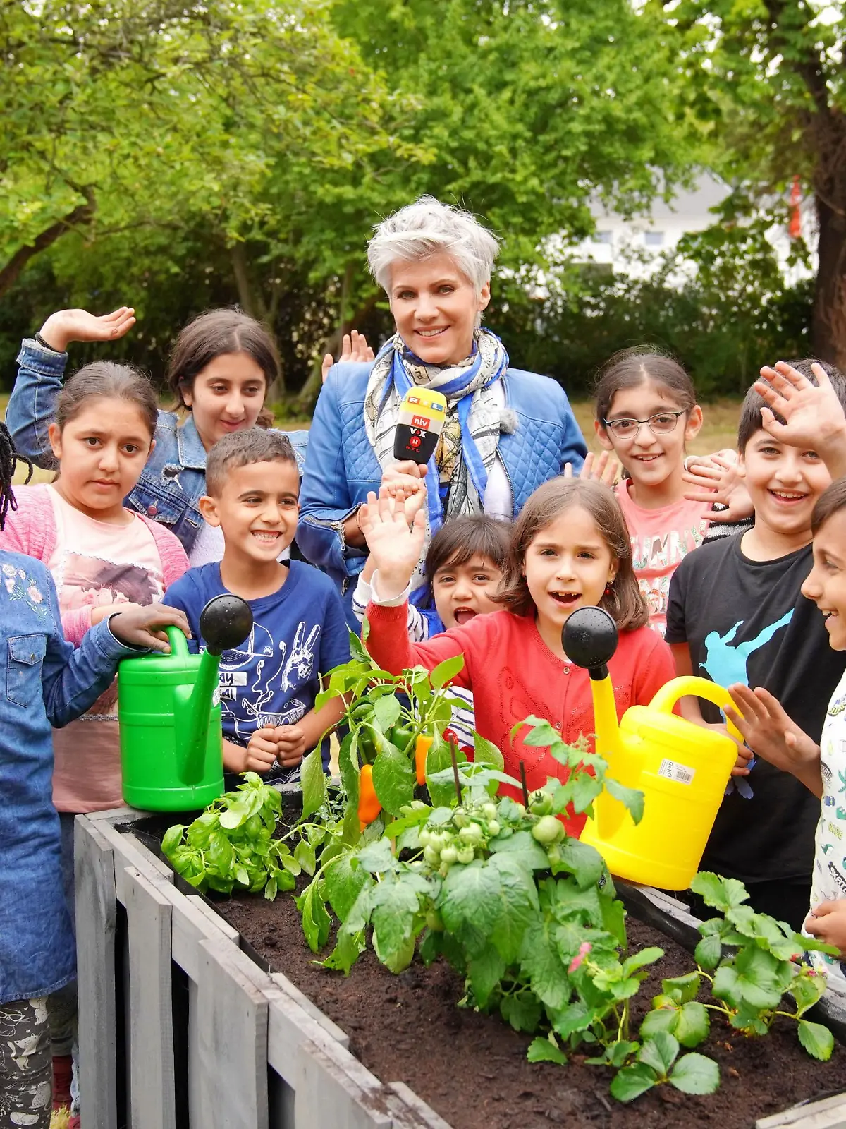 Im RTL-Kinderhaus "Am Kölnberg" legen die Kinder gemeinsam mit Projektpatin Birgit Schrowange Beete u.a. mit Tomaten, Paprika und Basilikum an.

Achtung: Bei Veröffentlichung müssen "RTL-Spendenmarathon", bzw. "Stiftung RTL - Wir helfen Kindern" erwähnt werden!!  