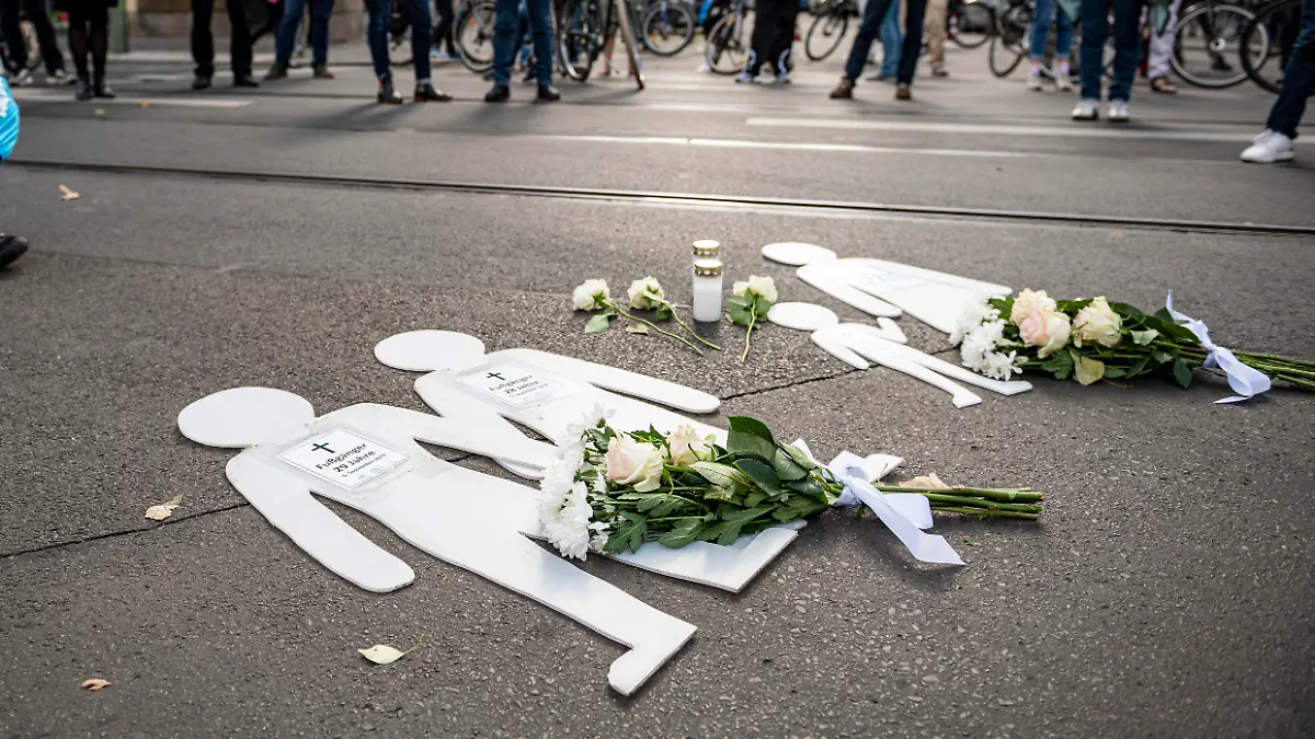 ARCHIV - 06.09.2020, Berlin: Figuren, die die Opfer darstellen, liegen bei der Mahnwache zum Jahrestag des SUV-Unfalls in der Invalidenstraße am Boden. Ein Unfall hier mit vier Toten hat vor zwei Jahren für großes Aufsehen gesorgt. Nun sollen die Hintergründe vor Gericht geklärt werden. Die Verkehrssituation in dem Kiez hat sich seitdem verändert, relativ schnell wurde Tempo 30 eingeführt, es entstanden sogenannte geschützte Fahrradwege auf beiden Straßenseiten.  Die Änderungen sorgen für Diskussionen. (zu dpa-KORR.: "Vier Menschen sterben bei Unfall - Gesundheit des Fahrers im Fokus") Foto: Fabian Sommer/dpa +++ dpa-Bildfunk +++