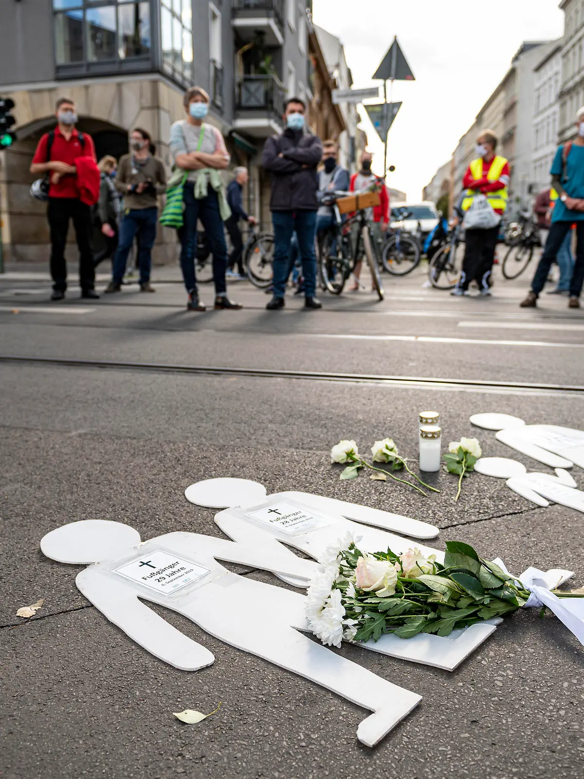 ARCHIV - 06.09.2020, Berlin: Figuren, die die Opfer darstellen, liegen bei der Mahnwache zum Jahrestag des SUV-Unfalls in der Invalidenstraße am Boden. Ein Unfall hier mit vier Toten hat vor zwei Jahren für großes Aufsehen gesorgt. Nun sollen die Hintergründe vor Gericht geklärt werden. Die Verkehrssituation in dem Kiez hat sich seitdem verändert, relativ schnell wurde Tempo 30 eingeführt, es entstanden sogenannte geschützte Fahrradwege auf beiden Straßenseiten.  Die Änderungen sorgen für Diskussionen. (zu dpa-KORR.: "Vier Menschen sterben bei Unfall - Gesundheit des Fahrers im Fokus") Foto: Fabian Sommer/dpa +++ dpa-Bildfunk +++