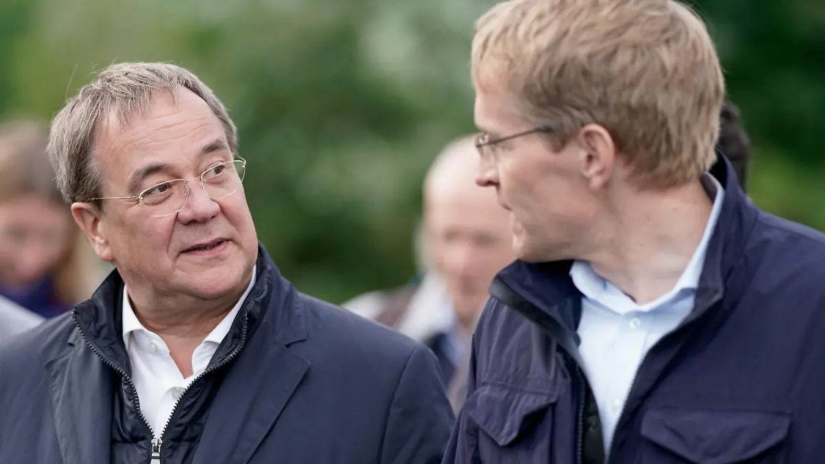 ARCHIV - 17.08.2021, Schleswig-Holstein, Sankt Peter-Ording: Armin Laschet (CDU, l), Ministerpräsident von Nordrhein-Westfalen und CDU-Vorsitzender, und Daniel Günther (CDU), Ministerpräsident von Schleswig-Holstein, stehen bei einer Wahlkampfveranstaltung vor der Bundestagswahl nebeneinander. Die Kreisvorsitzenden der CDU fordern in einer dpa-Umfrage von ihrer Partei eine stärkere Einbeziehung der Mitglieder in Entscheidungsprozesse (zu dpa «Nord-CDU fordert Konsequenzen aus Schlappe bei Bundestagswahl»). Foto: Axel Heimken/dpa +++ dpa-Bildfunk +++