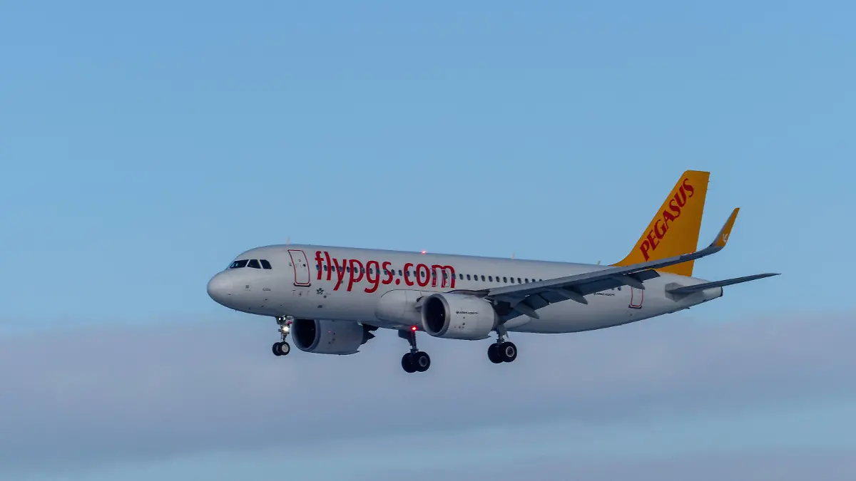 Ein Airbus A320NEO der türkischen Pegasus im Landeanflug auf Hamburg Airport. *** An Airbus A320NEO of Turkish Pegasus on approach to Hamburg Airport
