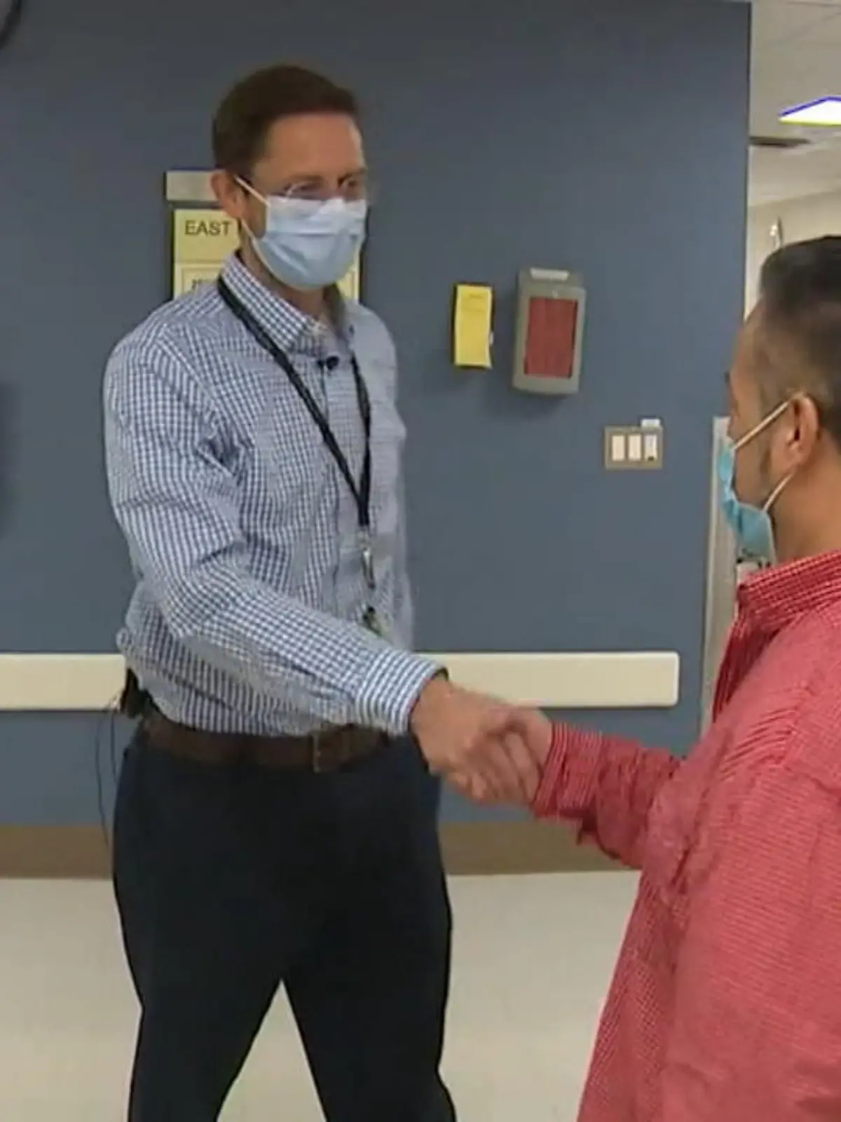 Richard Soliz aus Washington ist vor kurzem im Krankenhaus gelandet. Der Grund: Er war ungeimpft und hat sich mit Corona infiziert. Warum er das bereut und sich jetzt sogar bei den Ärzten und Krankenschwestern entschuldigt.