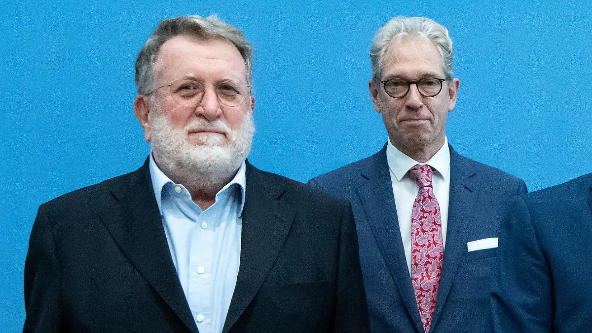 02.11.2021, Berlin: Thomas Mertens (l-r), Vorsitzender der Ständigen Impfkommission (STIKO), Andreas Gassen, Vorstandsvorsitzender der Kassenärztlichen Bundesvereinigung (KBV), Martin Scherer, Präsident der Deutschen Gesellschaft für Allgemeinmedizin und Familienmedizin (DEGAM), und Stephan Hofmeister, stellvertretender Vorsitzender der Kassenärztlichen Bundesvereinigung (KBV), äußern sich in der Bundespressekonferenz zu möglichen Maßnahmen, um im Winter gut durch die Corona-Pandemie zu kommen. Foto: Bernd von Jutrczenka/dpa +++ dpa-Bildfunk +++