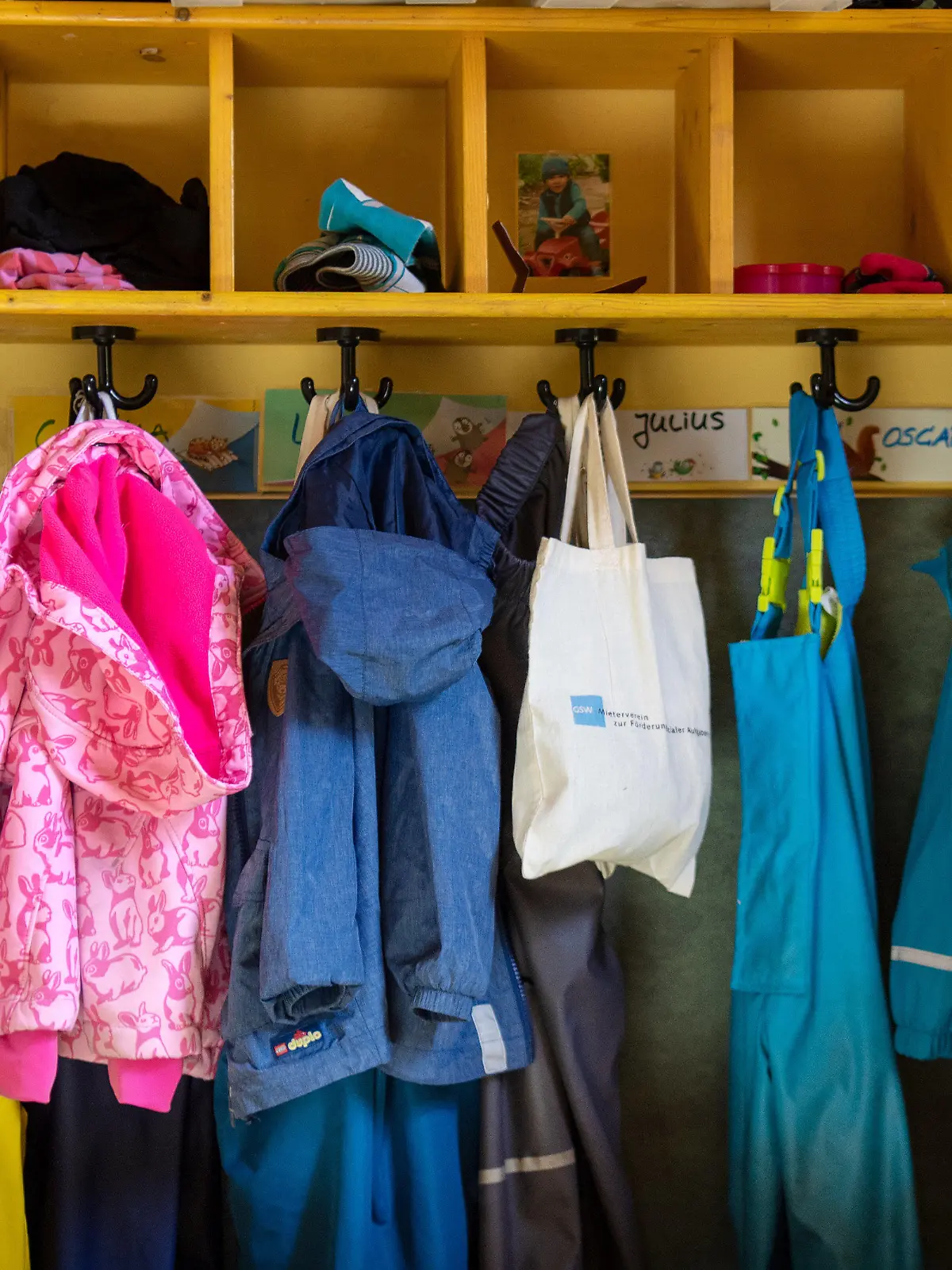 ARCHIV - 24.04.2019, Brandenburg, Wandlitz: Jacken und Taschen hängen im Eingangsbereich in einem Kindergarten. Berliner Kita-Erzieher in sozialen Brennpunkten bekommen ab Mitte 2021 eine Zulage. (zu «Bildungsministerium verschiebt Start des «Kita-Checks» in Brandenburg») Foto: Monika Skolimowska/dpa-Zentralbild/dpa +++ dpa-Bildfunk +++