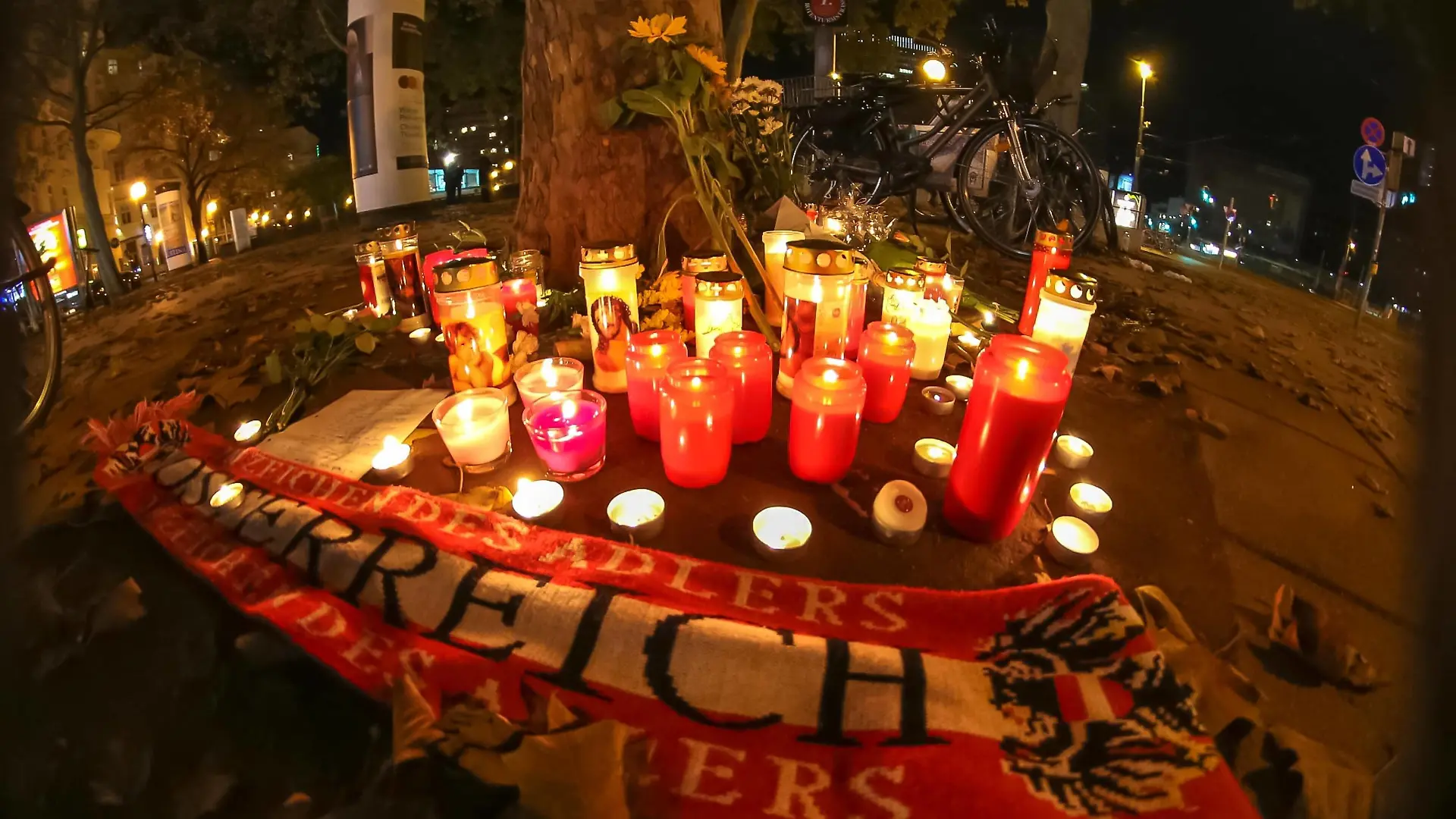 03.11.2020, Innere Stadt, TERROR IN WIEN, Spuren des Anschlag in Wien im Bild: Trauer Bekundung, Am Schwedenplatz, *** 03 11 2020, Innere Stadt, TERROR IN VIENNA, traces of the attack in Vienna in the picture Trauer Bekundung, Am Schwedenplatz,