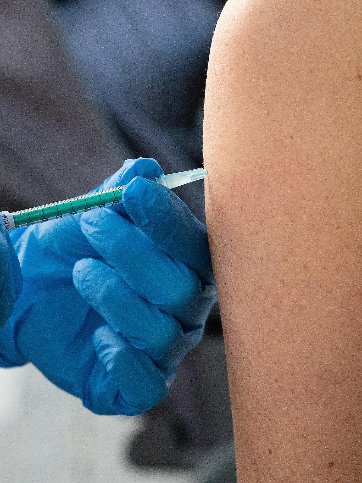ARCHIV - 25.08.2021, Hessen, Gießen: Eine Frau wird während einer Impfaktion auf dem Wochenmarkt mit dem Impfstoff von Biontech/Pfizer gegen das Coronavirus geimpft. Der nächste Corona-Sorgenherbst droht. Helfen können nur viele Impfspritzen. Doch welchen Unterschied macht es, wenn die Impfquote klettert? (zu dpa «Prozentpunkte gegen Corona-Sorgen - das Ringen um die Impfquote») Foto: Sebastian Gollnow/dpa +++ dpa-Bildfunk +++