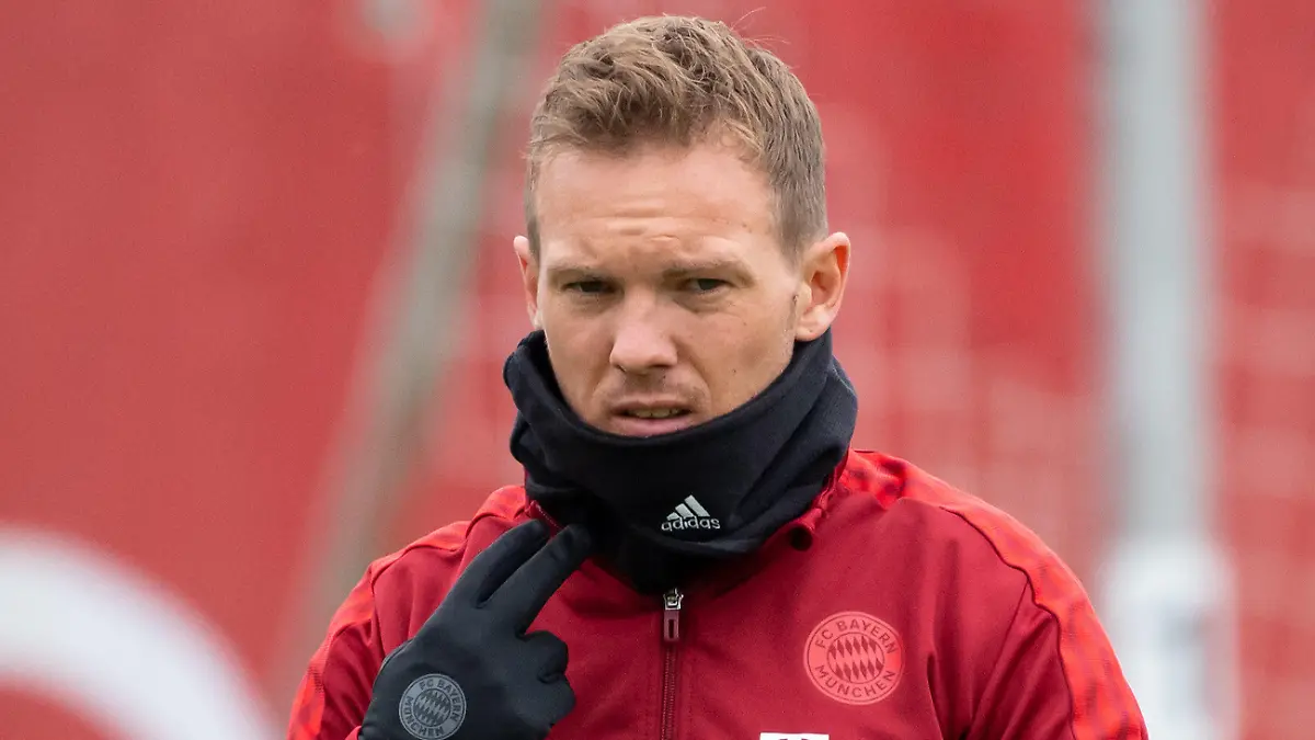 ARCHIV - 19.10.2021, Bayern, München: Fußball: Champions League, Benfica Lissabon - FC Bayern, Gruppenphase, Abschlusstraining FC Bayern auf dem Trainingsgelände an der Säbener Straße. Trainer Julian Nagelsmann in Aktion. (zu dpa «Nagelsmann positiv auf Corona getestet - Im Ambulanzflieger zurück») Foto: Sven Hoppe/dpa +++ dpa-Bildfunk +++