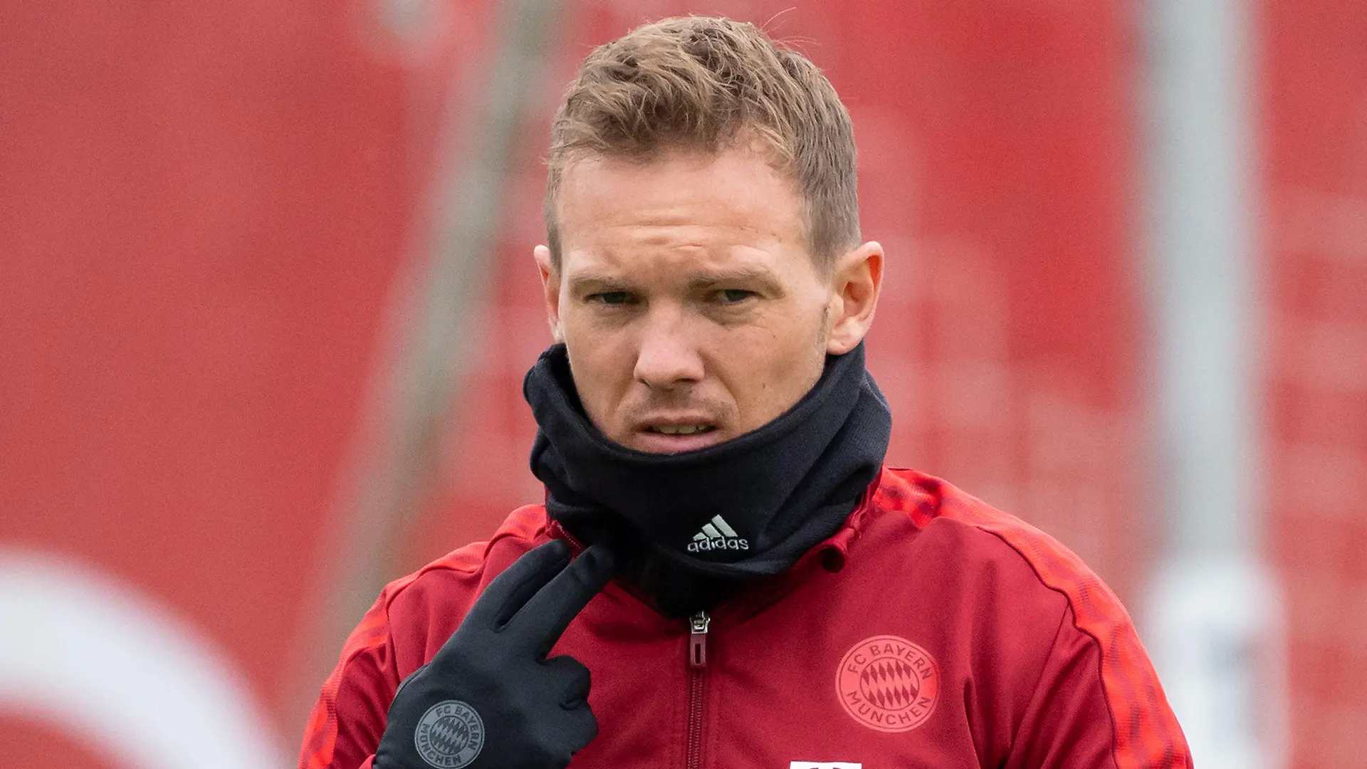 ARCHIV - 19.10.2021, Bayern, München: Fußball: Champions League, Benfica Lissabon - FC Bayern, Gruppenphase, Abschlusstraining FC Bayern auf dem Trainingsgelände an der Säbener Straße. Trainer Julian Nagelsmann in Aktion. (zu dpa «Nagelsmann positiv auf Corona getestet - Im Ambulanzflieger zurück») Foto: Sven Hoppe/dpa +++ dpa-Bildfunk +++
