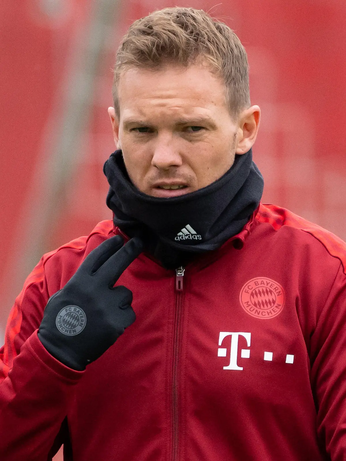ARCHIV - 19.10.2021, Bayern, München: Fußball: Champions League, Benfica Lissabon - FC Bayern, Gruppenphase, Abschlusstraining FC Bayern auf dem Trainingsgelände an der Säbener Straße. Trainer Julian Nagelsmann in Aktion. (zu dpa «Nagelsmann positiv auf Corona getestet - Im Ambulanzflieger zurück») Foto: Sven Hoppe/dpa +++ dpa-Bildfunk +++