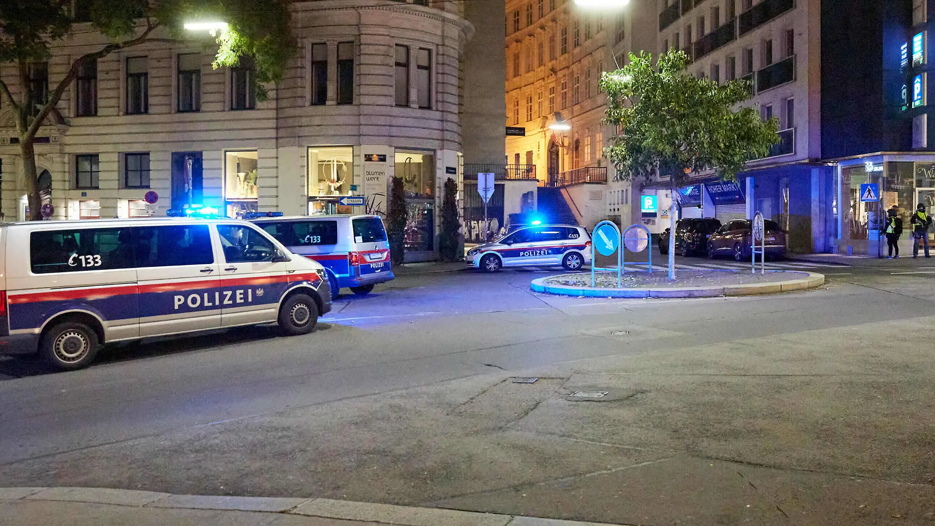 - Wien 02.11.2020 - Heute abend gab es in der Wiener Innenstadt einen Terroranschlag bei dem an mehreren Tatorten zwei Passanten getötet wurden und zumindest 15 Menschen teils schwer verletzt wurden. Einer der mutmaßlich zwei Täter wurde von der Polizei erschossen, der zweite Attentäter ist noch auf der Flucht. Ein Grossaufgebot der Polizei samt Sondereinsatzgruppen und der Rettung sind im Dauereinsatz, die Situation war bis in die Nacht nicht geklärt. PHOTO: Schwer bewaffnete Polizisten und Sondereinheiten durchkämmen die abgeriegelte Wiener Innenstadt. // Vienna AUSTRIA - Tonight there was a terrorist attack in downtown Vienna in which two passers-by were killed at several crime scenes and at least 15 people were injured, some serio PUBLICATIONxNOTxINxAUT