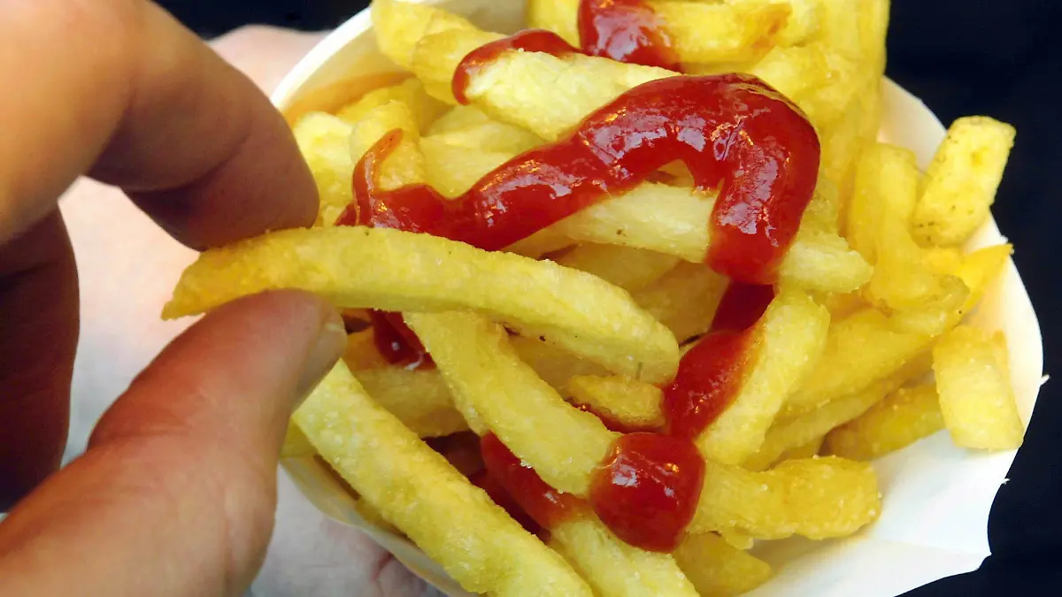 ARCHIV - Eine Portion Pommes frites mit Ketchup, aufgenommen in Düsseldorf (Archivfoto vom 04.12.2002). Nach einer miserablen Kartoffel-Ernte 2006 müssen sich die Verbraucher in Deutschland auf einen Preisschub bei Pommes frites und Chips einstellen. Einige Landwirte hätten wegen großer Sommerhitze und mangelnden Regens fast die Hälfte ihrer Ernte verloren. Ein Großteil der Knollen habe zudem Qualitätsmängel, die sie für eine Weiterverarbeitung zu Pommes frites oder Chips ungeeignet machen. «In Deutschland droht eine Pommes- Krise», hieß es. Foto. Gero Breloer dpa/lby (zu dpa 0212 vom 16.01.2007) +++(c) dpa - Bildfunk+++