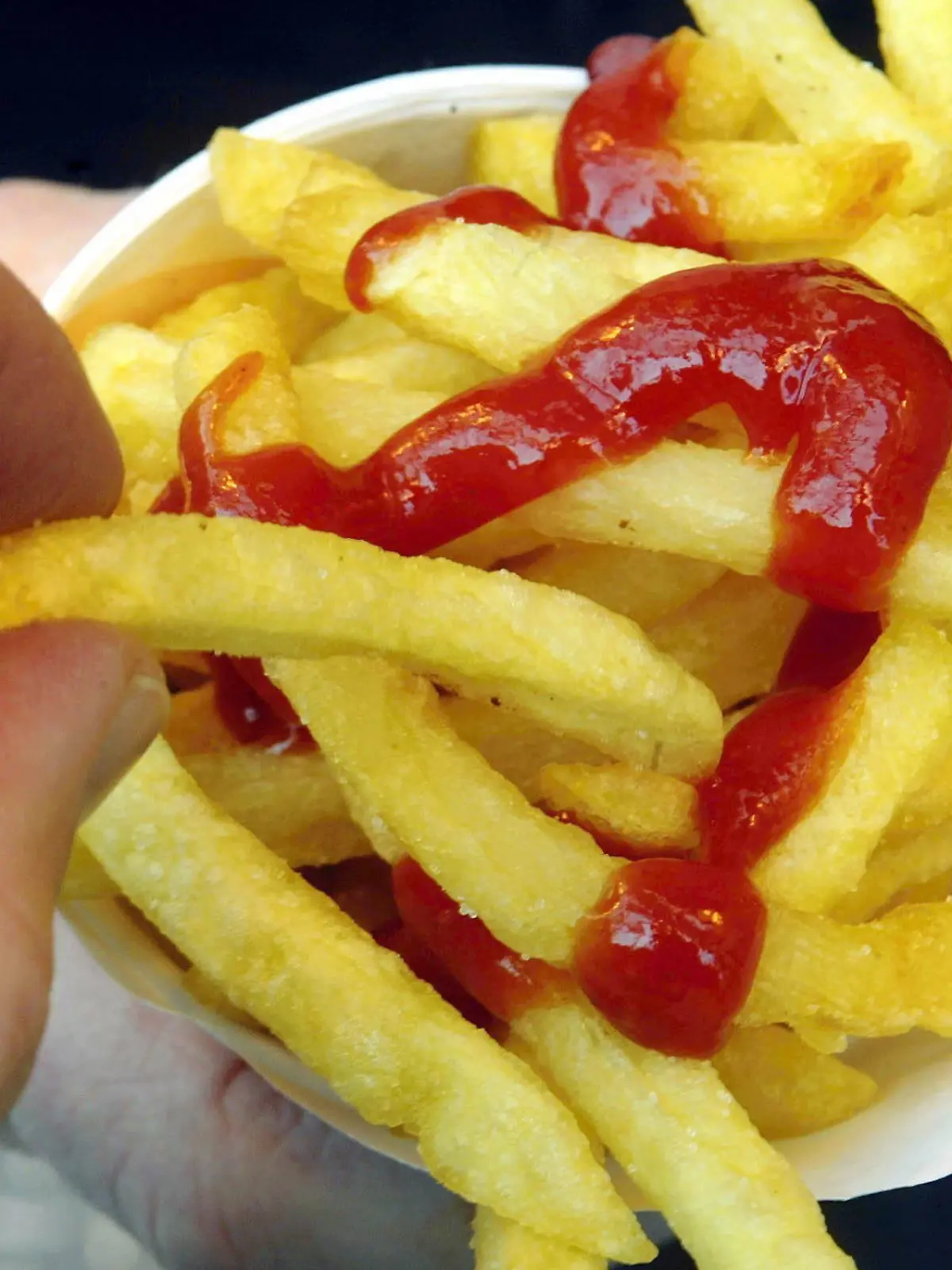 ARCHIV - Eine Portion Pommes frites mit Ketchup, aufgenommen in Düsseldorf (Archivfoto vom 04.12.2002). Nach einer miserablen Kartoffel-Ernte 2006 müssen sich die Verbraucher in Deutschland auf einen Preisschub bei Pommes frites und Chips einstellen. Einige Landwirte hätten wegen großer Sommerhitze und mangelnden Regens fast die Hälfte ihrer Ernte verloren. Ein Großteil der Knollen habe zudem Qualitätsmängel, die sie für eine Weiterverarbeitung zu Pommes frites oder Chips ungeeignet machen. «In Deutschland droht eine Pommes- Krise», hieß es. Foto. Gero Breloer dpa/lby (zu dpa 0212 vom 16.01.2007) +++(c) dpa - Bildfunk+++