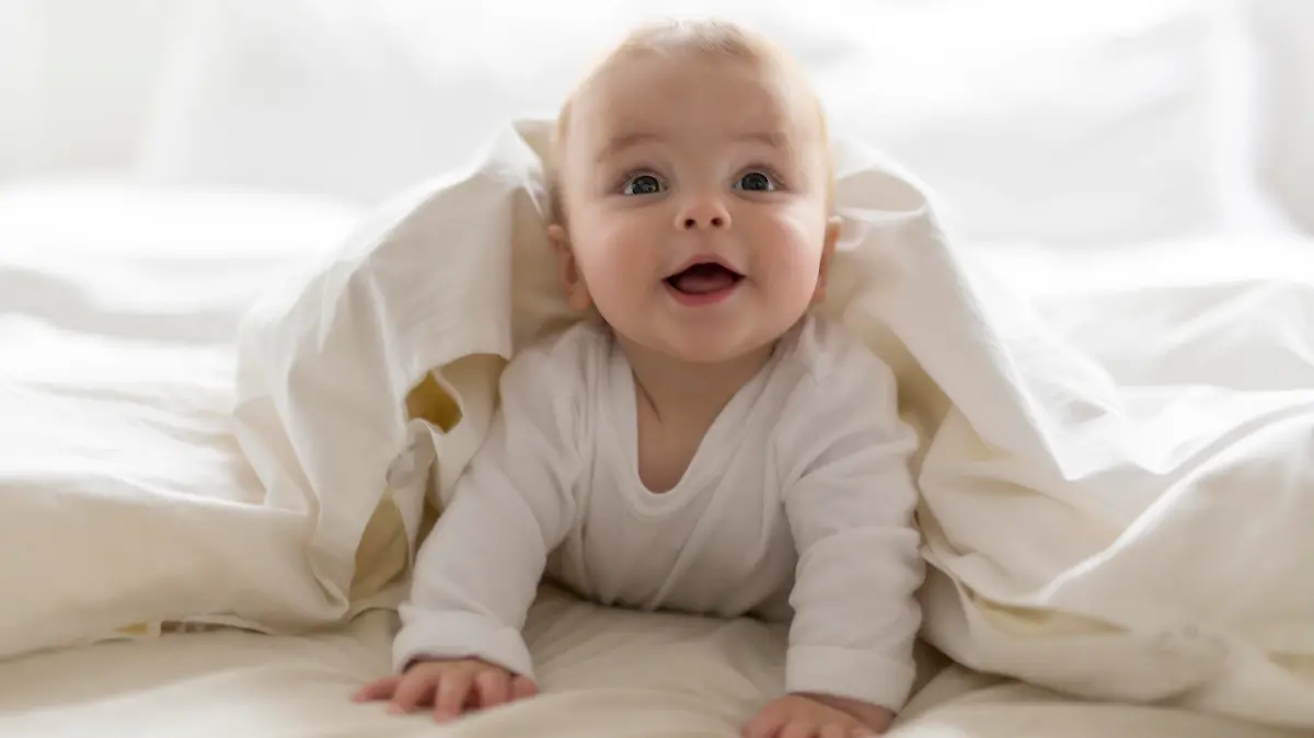 Baby im Schlafanzug.