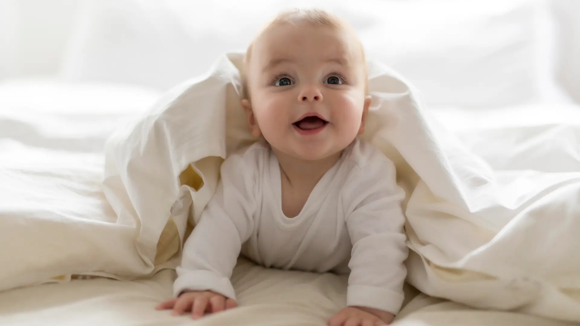Baby im Schlafanzug.