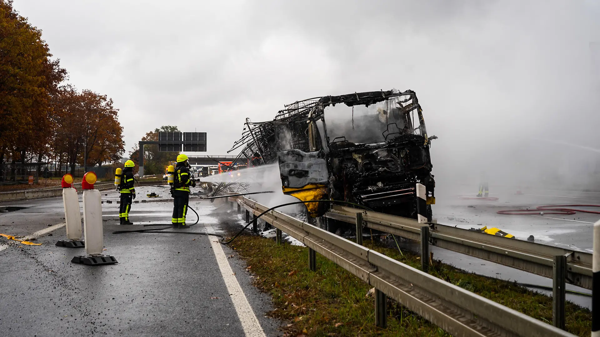 Ausgebrannter LKW auf der A5 bei Frankfurt