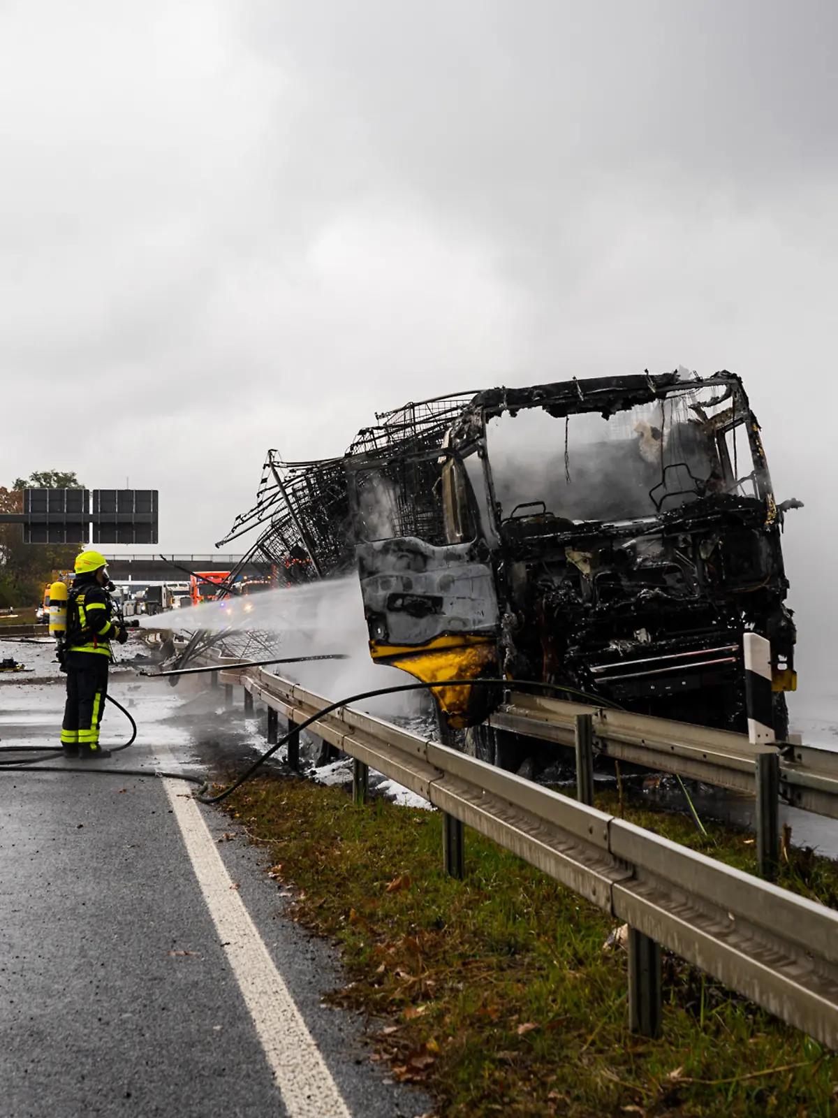 Ausgebrannter LKW auf der A5 bei Frankfurt