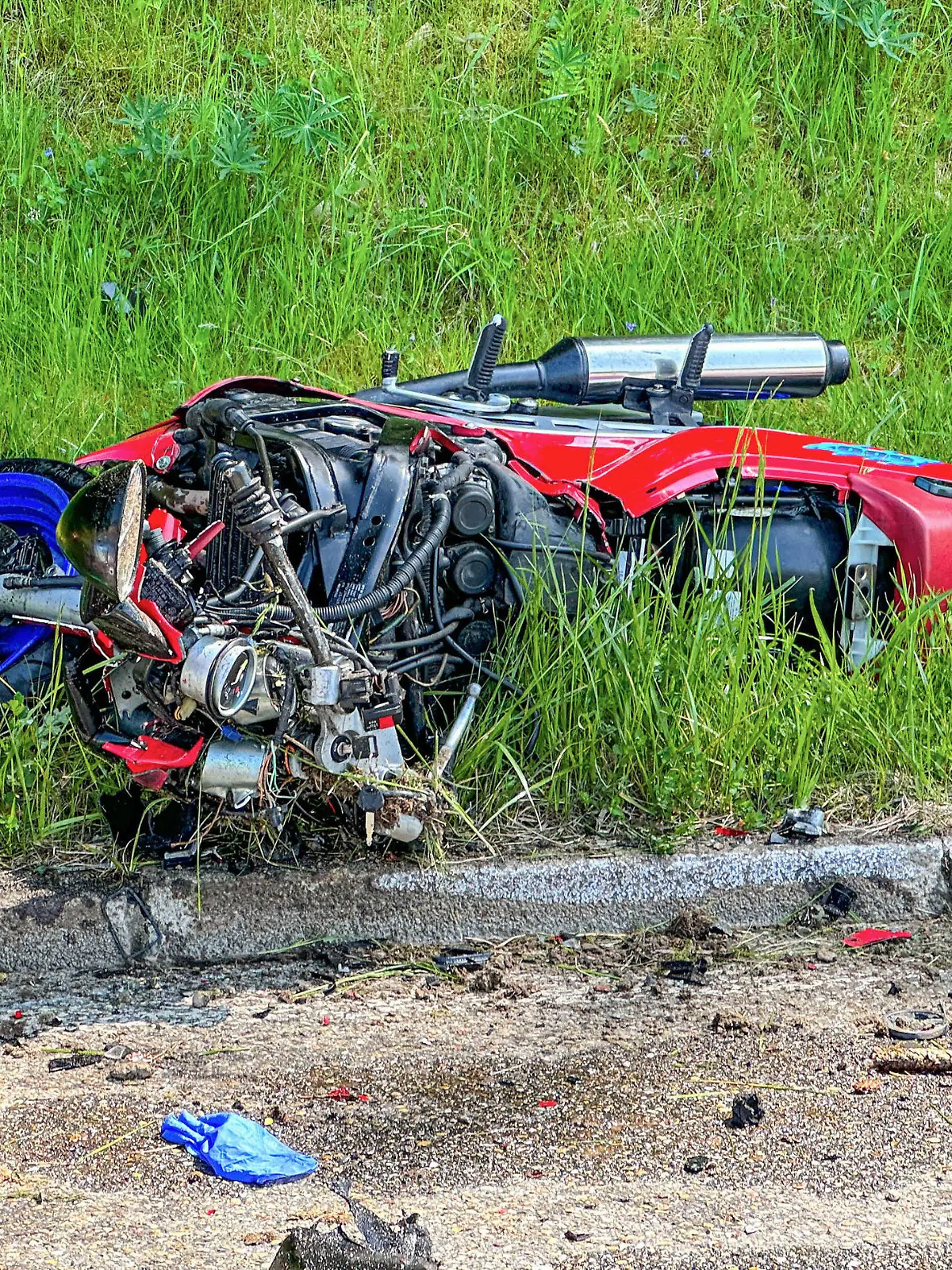 28.05.2023, Baden-Württemberg, Gutach: Beim Frontalzusammenstoß mit einem Auto sind am Sonntag im Schwarzwald ein Motorradfahrer und seine Mitfahrerin ums Leben gekommen. Nach Auskunft der Polizei war das Auto beim Überholen eines anderen Fahrzeugs in einer langgezogenen Rechtskurve frontal mit dem Motorrad kollidiert. Der 33-jährige Biker und seine 32 Jahre alte Mitfahrerin starben am Unfallort. Foto: Christina Häußler/Einsatz-Report24/dpa +++ dpa-Bildfunk +++