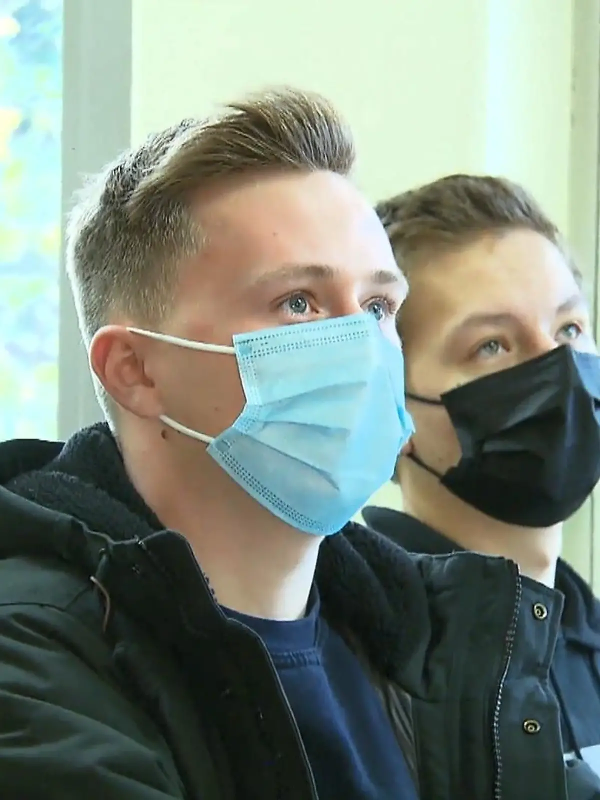 Bild zu: "Viele Schüler tragen weiter Maske"