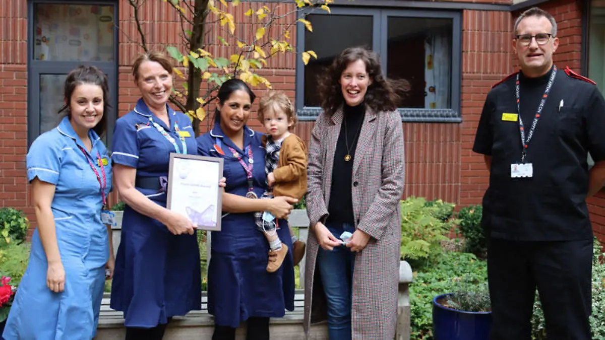 Alison und ihr Sohn Hamish überreichten gemeinsam mit dem Pflegedirektor Phil Bolton dem Team der Neugeborenen-Intensivstation den "Team UHDB Making a Difference Award", um ihnen für die Unterstützung zu danken, die sie und ihre Familie erfahren habe