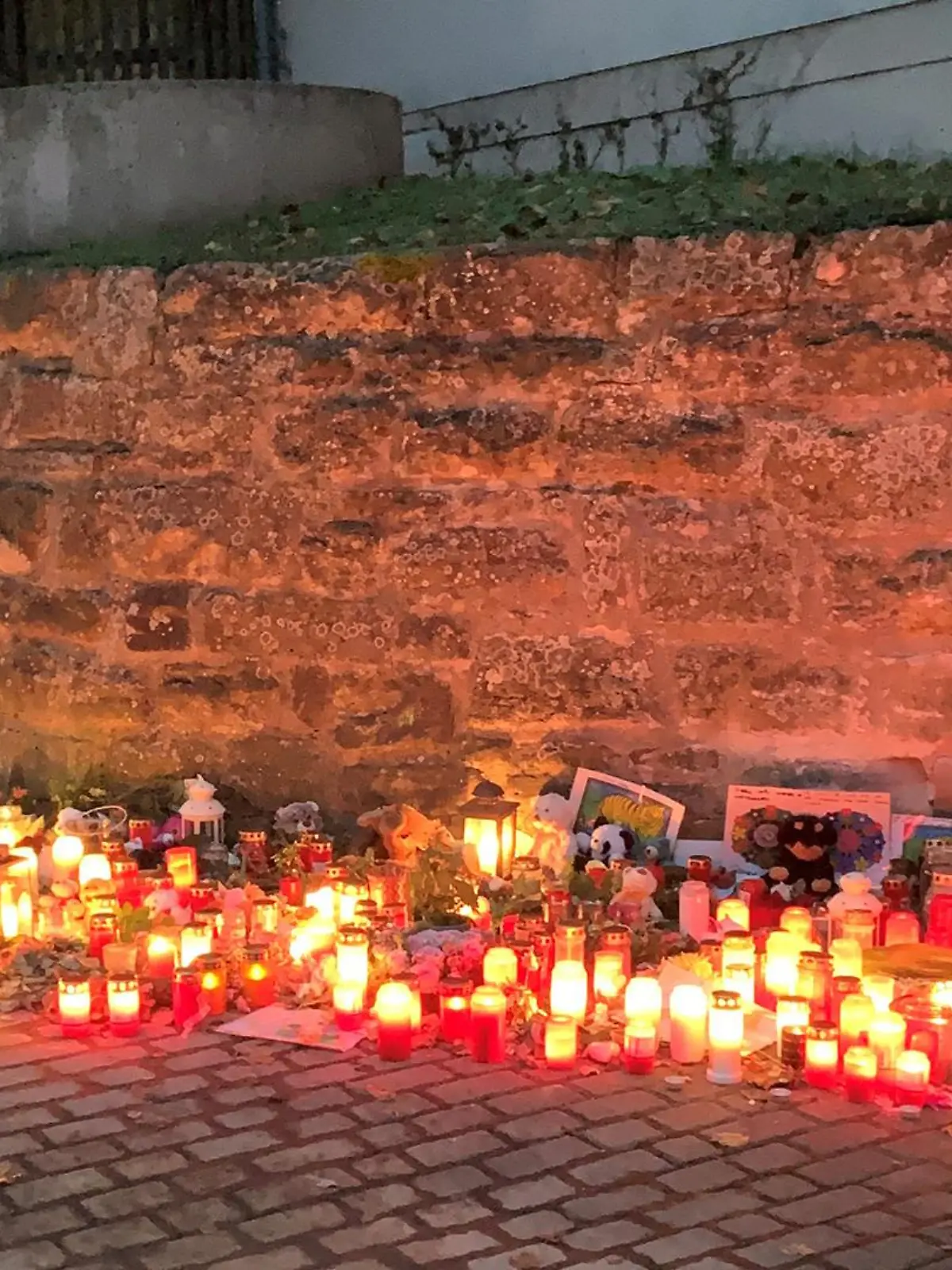 Seit dem tragischen Vorfall in Witzenhausen vom vergangenen Freitag ist die Stimmung im Stadtteil Gertenbach deutlich betrübt. Ein 30-jähriger Mann fuhr mit seinem Auto in eine Schülergruppe. Die Polizei ging zuerst von einem Unfall aus, doch nun wird gegen den 30-jährigen Fahrer unter anderem wegen Mordes und schwerer Körperverletzung ermittelt. Zwei Mädchen wurden durch den Aufprall schwer verletzt – eine achtjährige erlag später im Krankenhaus ihren Verletzungen. Der Unfallort ist mittlerweile zum Ort der Trauer geworden, die Anwohner sind fassungslos.