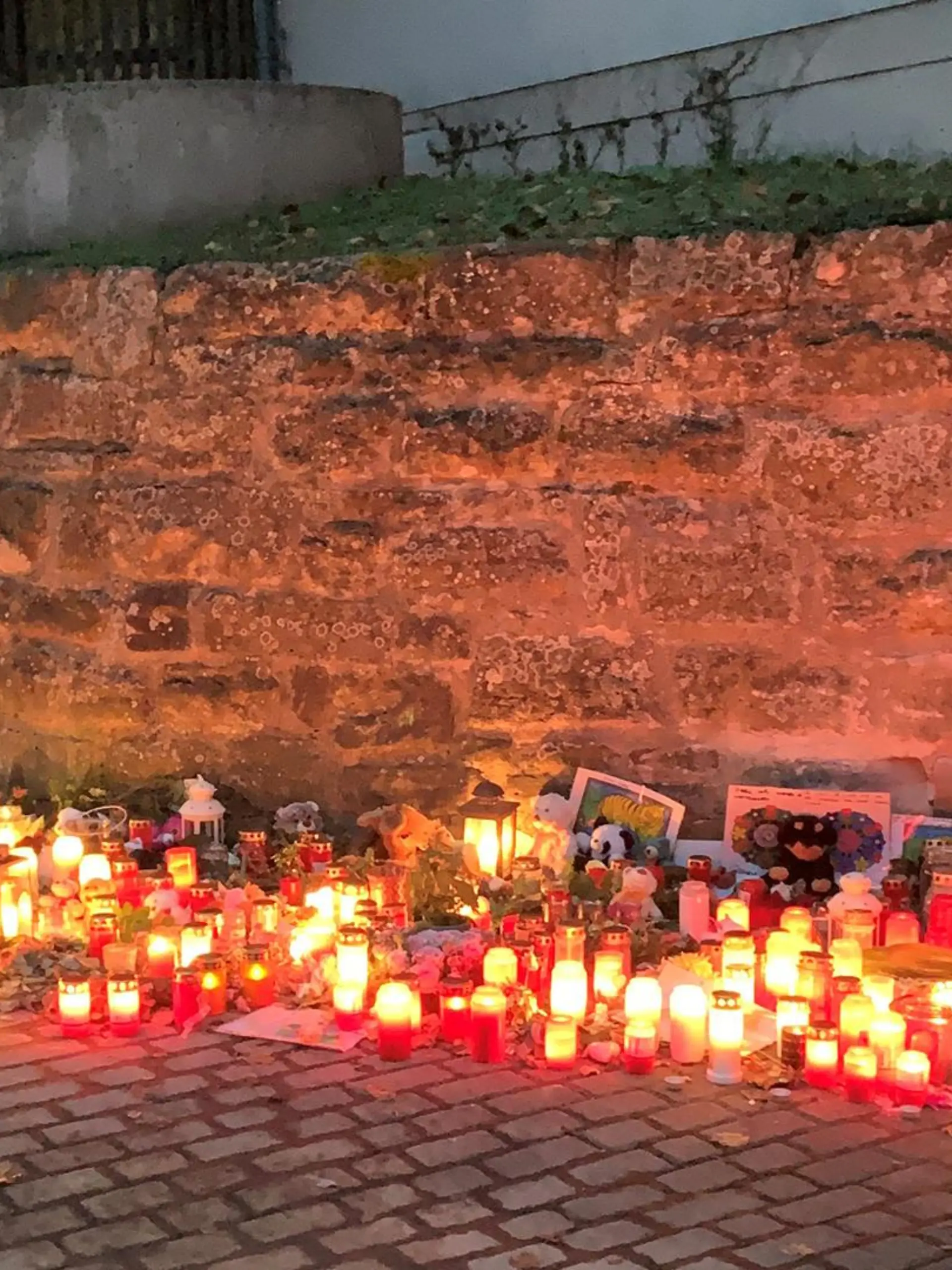 Seit dem tragischen Vorfall in Witzenhausen vom vergangenen Freitag ist die Stimmung im Stadtteil Gertenbach deutlich betrübt. Ein 30-jähriger Mann fuhr mit seinem Auto in eine Schülergruppe. Die Polizei ging zuerst von einem Unfall aus, doch nun wird gegen den 30-jährigen Fahrer unter anderem wegen Mordes und schwerer Körperverletzung ermittelt. Zwei Mädchen wurden durch den Aufprall schwer verletzt – eine achtjährige erlag später im Krankenhaus ihren Verletzungen. Der Unfallort ist mittlerweile zum Ort der Trauer geworden, die Anwohner sind fassungslos.