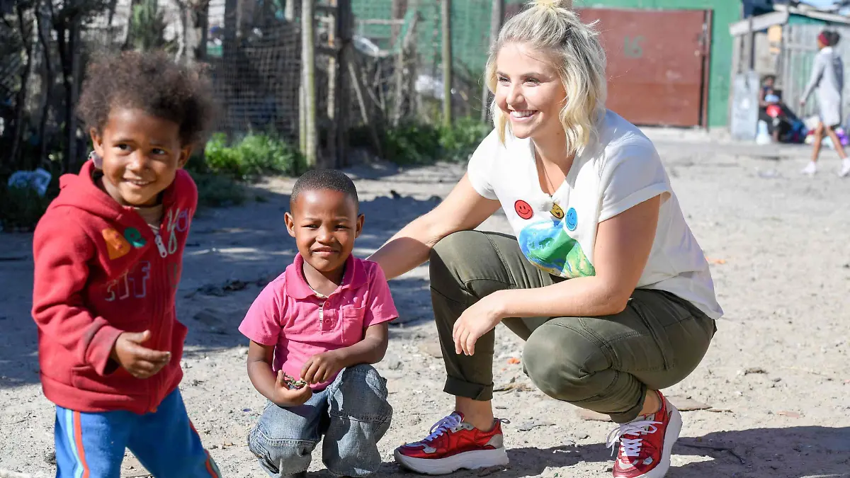 Beatrice Egli besucht als Projektpatin für die „Stiftung RTL – Wir helfen Kindern“ den südafrikanischen Township „Capricorn“ nahe Kapstadt.