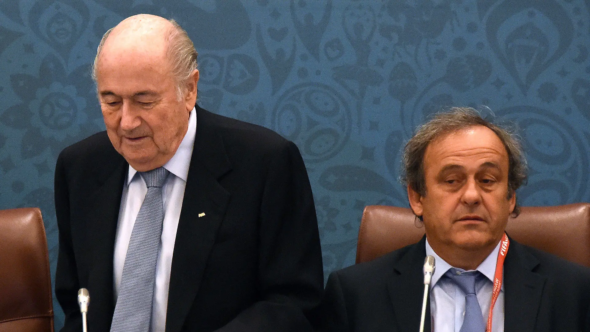ARCHIV - FIFA-Präsident Joseph Blatter (l) setzt sich am 25.07.2015 neben UEFA-Präsident Michel Platini zu Beginn des Team Seminars anlässlich der Auslosung der Qualifikationsrunden in St. Petersburg (Russland). Foto: Marcus Brandt/dpa (zu dpa: «Voraussichtlich Urteil der FIFA-Ethikkommission über eine Sperre für FIFA-Chef Blatter und UEFA-Präsident Platini» vom 21.12.2015) +++(c) dpa - Bildfunk+++