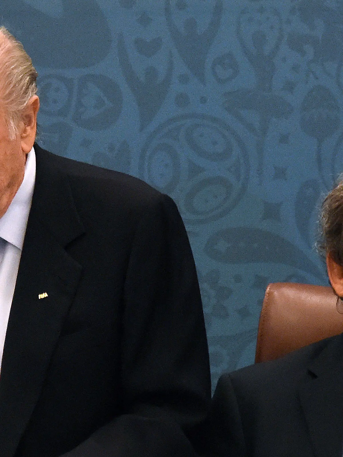 ARCHIV - FIFA-Präsident Joseph Blatter (l) setzt sich am 25.07.2015 neben UEFA-Präsident Michel Platini zu Beginn des Team Seminars anlässlich der Auslosung der Qualifikationsrunden in St. Petersburg (Russland). Foto: Marcus Brandt/dpa (zu dpa: «Voraussichtlich Urteil der FIFA-Ethikkommission über eine Sperre für FIFA-Chef Blatter und UEFA-Präsident Platini» vom 21.12.2015) +++(c) dpa - Bildfunk+++