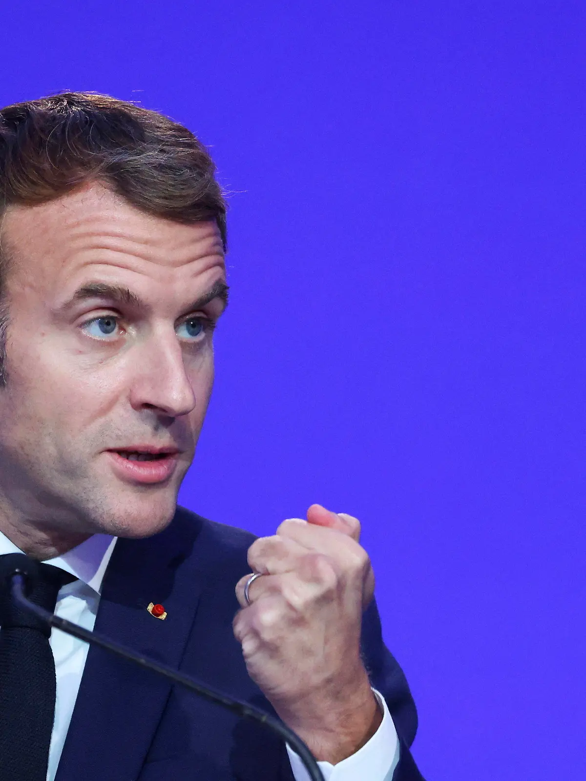 01.11.2021, Großbritannien, Glasgow: Emmanuel Macron, Präsident von Frankreich, spricht während der Eröffnungsfeier der UN-Klimakonferenz COP26. Macron hat Länder mit besonders hohen Treibhausgasemissionen zu engagierterer Klimapolitik aufgerufen. Foto: Yves Herman/Reuters Pool/AP/dpa +++ dpa-Bildfunk +++