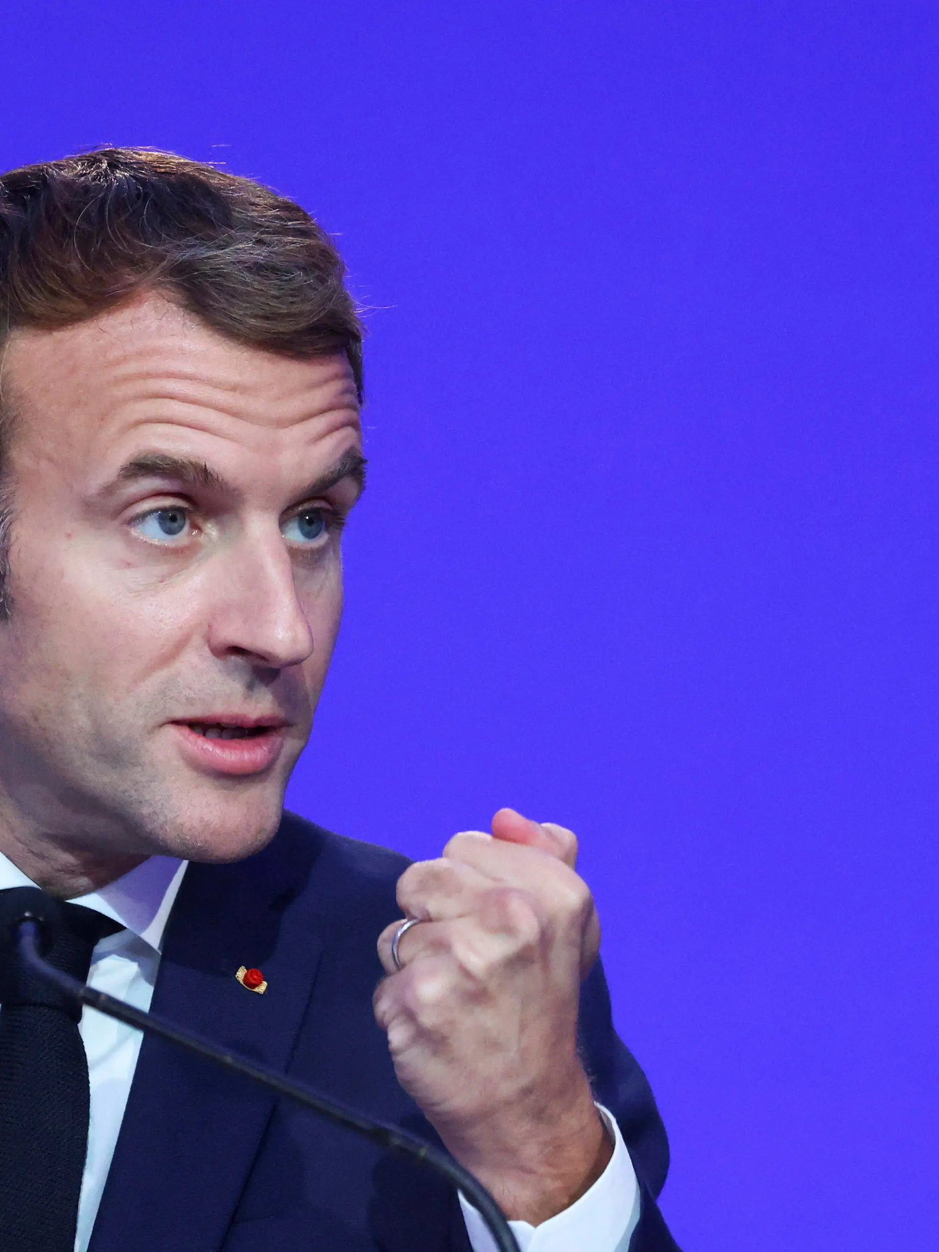 01.11.2021, Großbritannien, Glasgow: Emmanuel Macron, Präsident von Frankreich, spricht während der Eröffnungsfeier der UN-Klimakonferenz COP26. Macron hat Länder mit besonders hohen Treibhausgasemissionen zu engagierterer Klimapolitik aufgerufen. Foto: Yves Herman/Reuters Pool/AP/dpa +++ dpa-Bildfunk +++