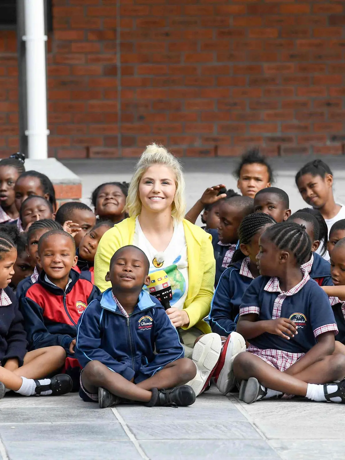 Beatrice Egli besucht als Projektpatin für die „Stiftung RTL – Wir helfen Kindern“ den südafrikanischen Township „Capricorn“ nahe Kapstadt.