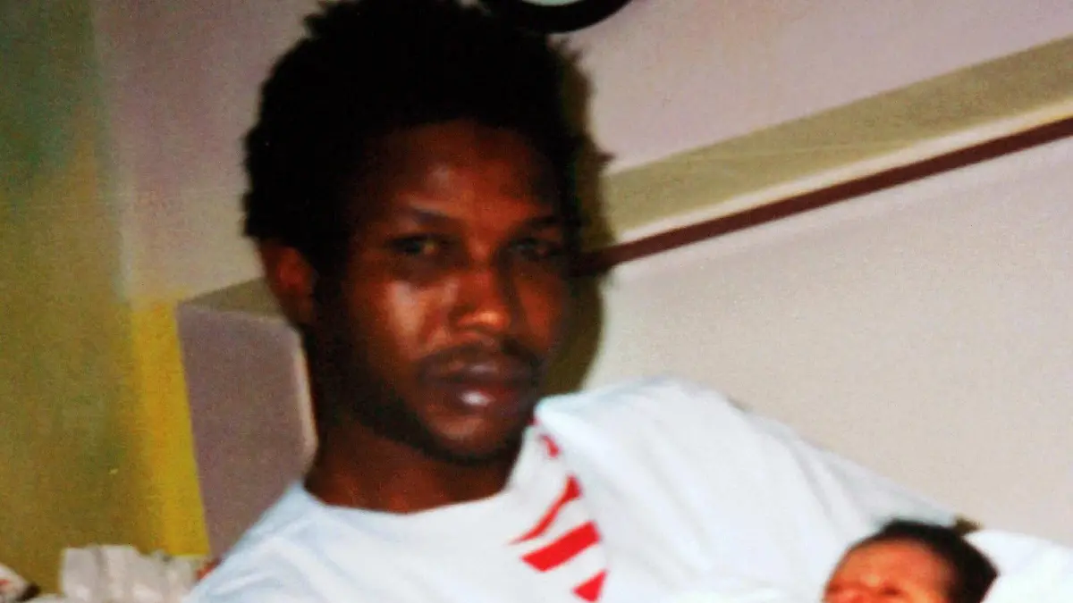 Oury Jalloh (SLE) mit Tochter Jessica - der aus Sierra Leone stammende Asylbewerber stirbt unter bislang nicht geklärten Umständen am 7. Januar 2005 in einer Zelle des Polizeireviers in Dessau