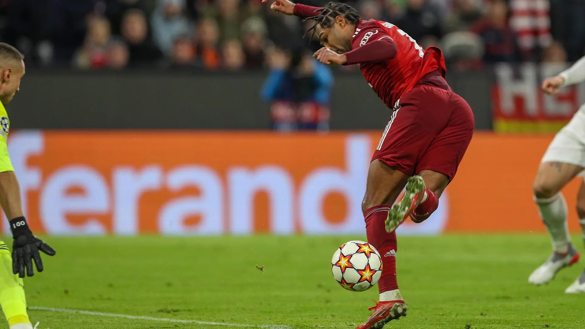 Serge Gnabry 7 FC Bayern Muenchen trifft das Tor mit der Hake zum 2:0, FC Bayern Muenchen vs. Benfica Lissabon, Champions League, Vorrunde, 02.11.2021 Muenchen Bayern Deutschland *** Serge Gnabry 7 FC Bayern Muenchen hits goal with hook to make it 2 0, FC Bayern Muenchen vs Benfica Lisbon, Champions League, preliminary round, 02 11 2021 Muenchen Bayern Germany Copyright: xkolbert-press/ChristianxKolbertx
