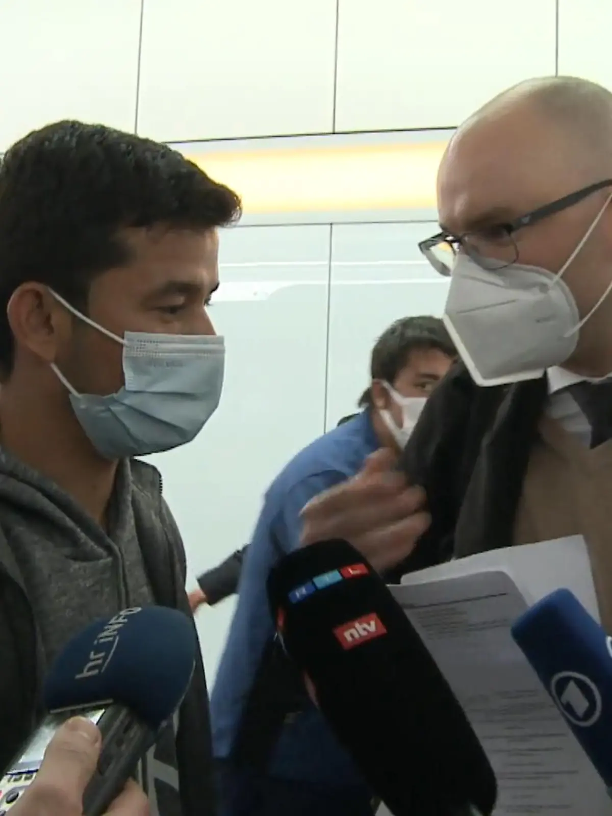 Nach Wochen des Wartens und der Angst haben es einige afghanische Hilfskräfte geschafft. Sie sind gemeinsam mit ihren Familien in Frankfurt gelandet – insgesamt wurden 56 Menschen ausgeflogen. Sie waren seit der Übernahme der Taliban in ihrer Heimat nicht mehr sicher.