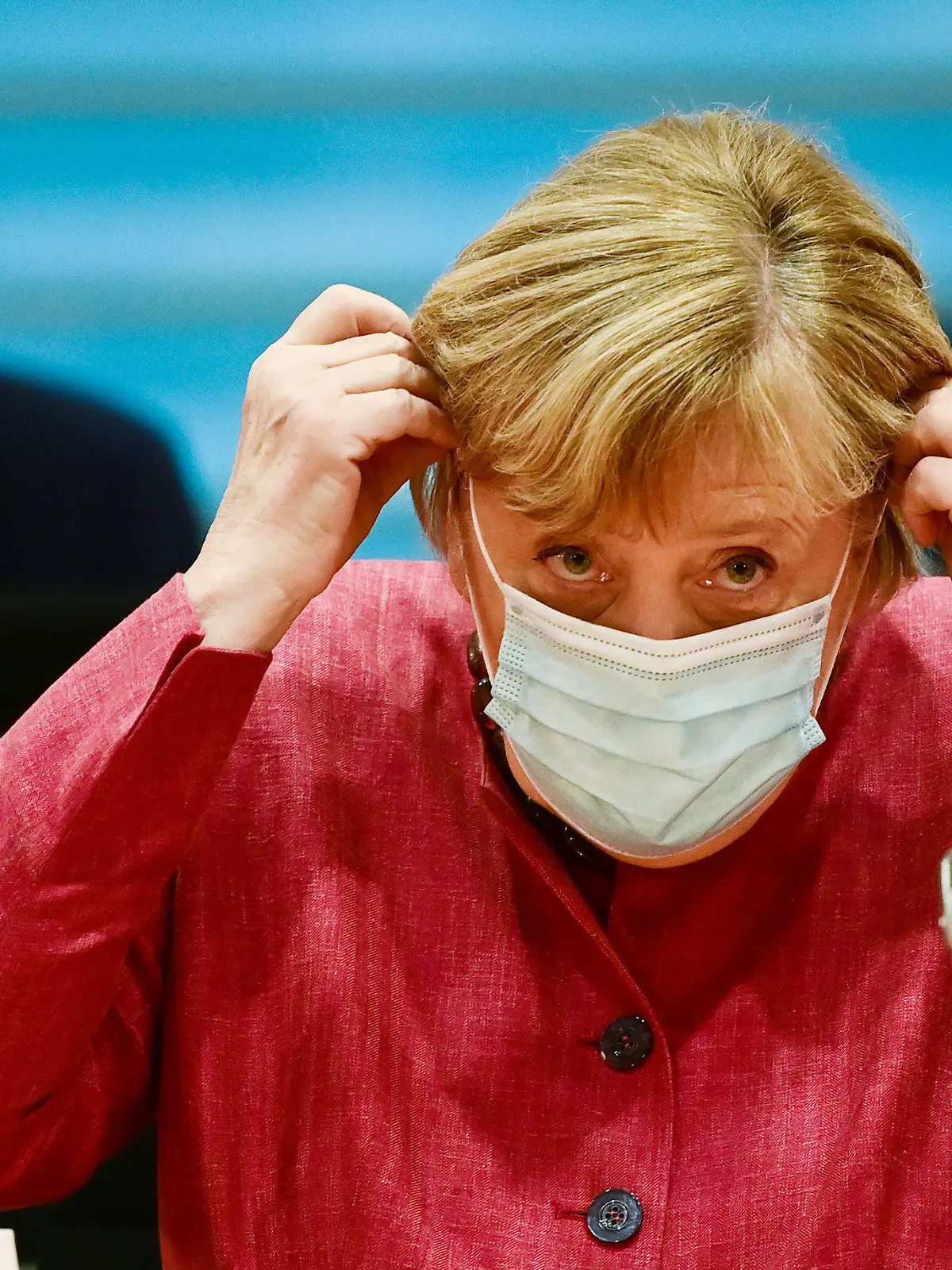 20.10.2021, Berlin: Bundeskanzlerin Angela Merkel (CDU) nimmt die medizinische Maske ab nach ihrer Ankunft zur wöchentlichen Kabinettssitzung im Kanzleramt. Foto: Ina Fassbender/AFP-POOL/dpa +++ dpa-Bildfunk +++