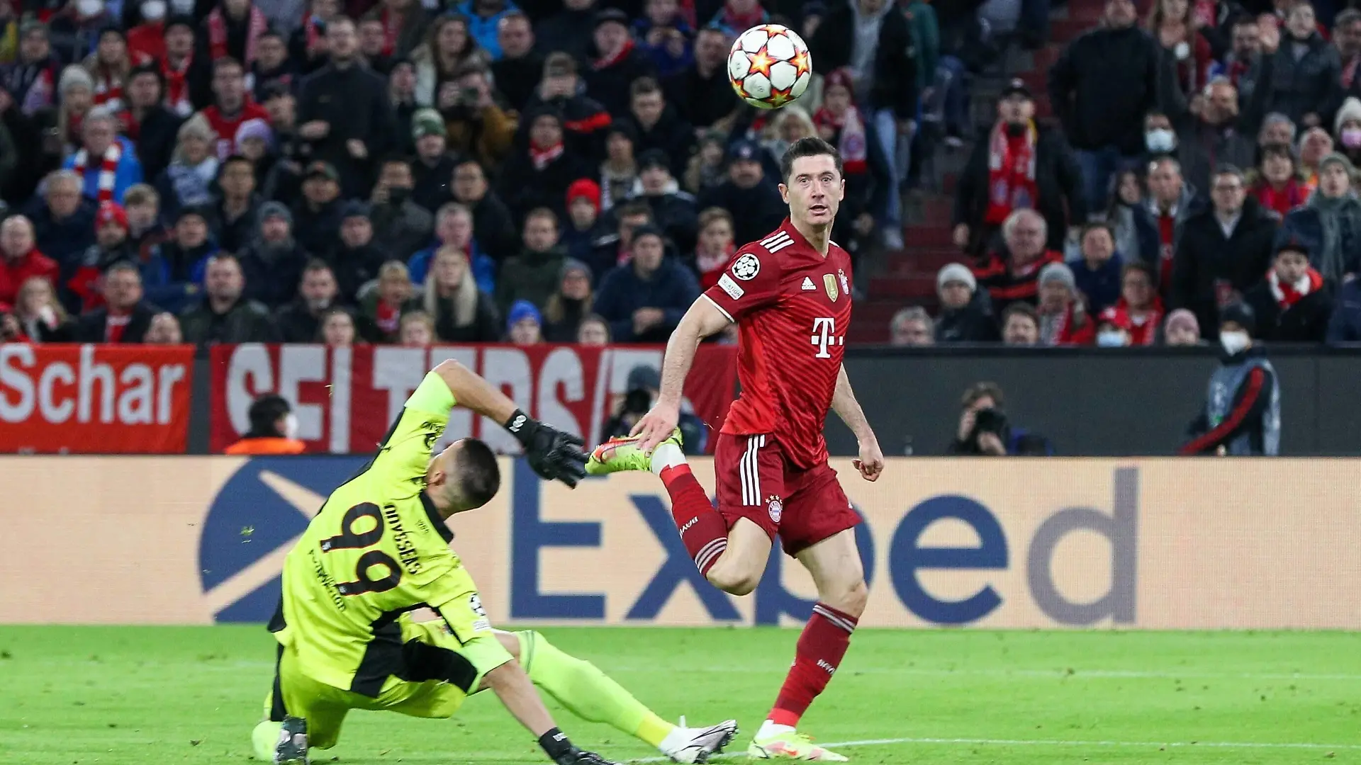 Robert Lewandowski 9 FC Bayern Muenchen trifft das Tor zum 4:1 gegen Odysseas Vlachodimos 99 Benfica Lissabon, FC Bayern Muenchen vs. Benfica Lissabon, Champions League, Vorrunde, 02.11.2021 Muenchen Bayern Deutschland *** Robert Lewandowski 9 FC Bayern Muenchen scores the goal to make it 4 1 against Odysseas Vlachodimos 99 Benfica Lisbon , FC Bayern Muenchen vs Benfica Lisbon, Champions League, Preliminary Round, 02 11 2021 Muenchen Bayern Germany Copyright: xkolbert-press/ChristianxKolbertx