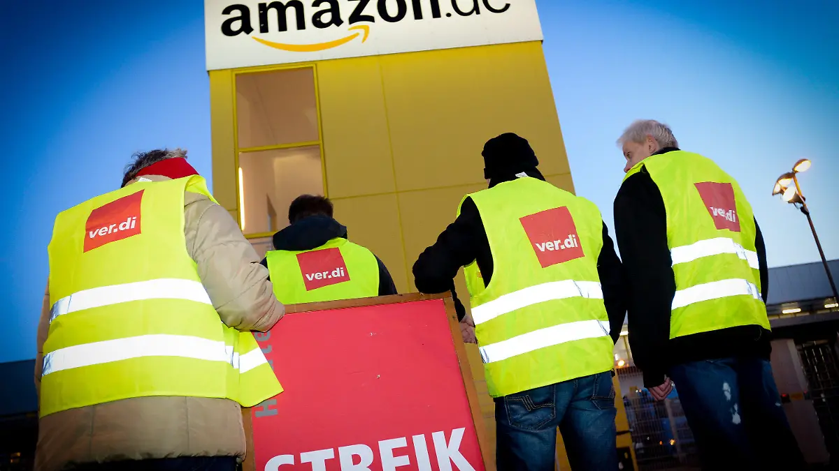 ARCHIV - Streikende Mitarbeiter stehen vor der Betriebsstätte des Online-Händlers Amazon am 08.12.2014 in Leipzig (Sachsen). Mitten im Weihnachtsgeschäft rief die Gewerkschaft Verdi auch die Beschäftigten der Spätschicht in Leipzig zum Streik auf. Foto: Peter Endig/dpa (zu lsn vom 20.12.2014) +++(c) dpa - Bildfunk+++