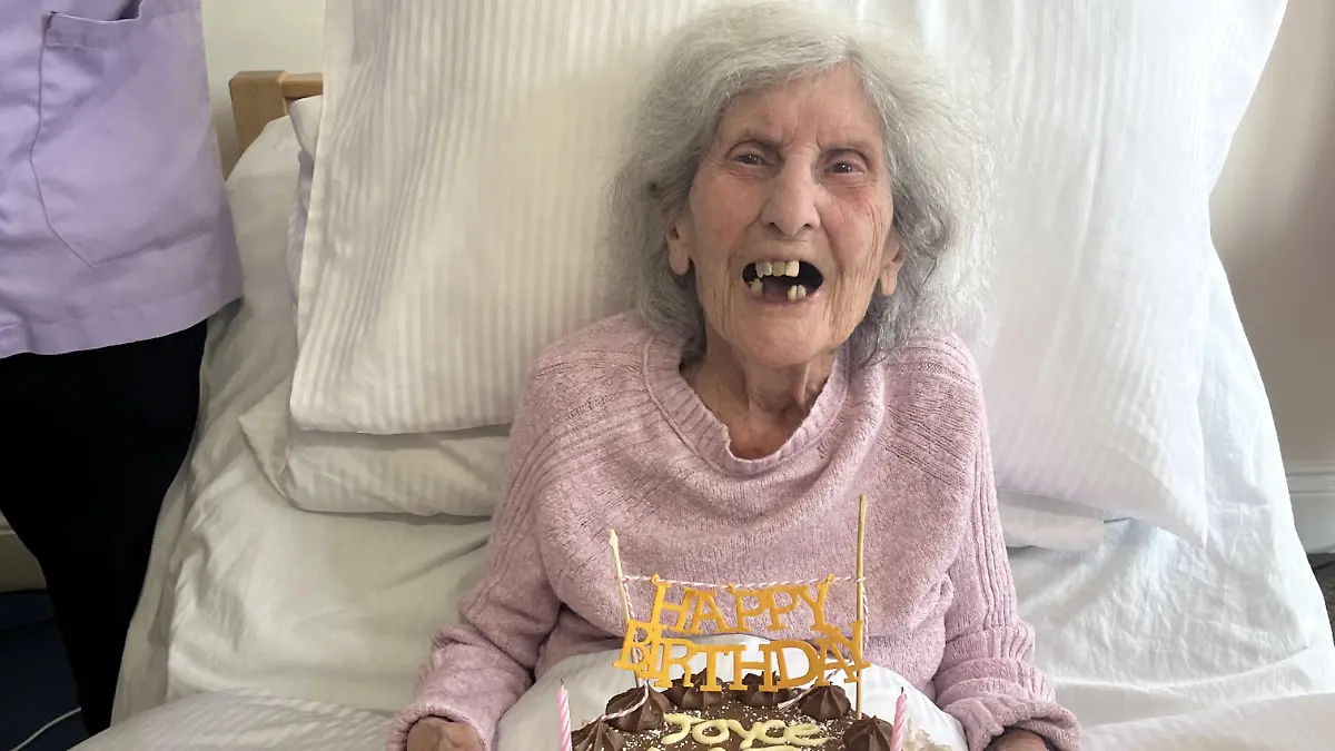 SONDERKONDITIONEN: Satzpreis!
Joyce Jackman celebrates her 102nd birthday. See SWNS story SWMRsex. Joyce Jackman turned 102 years old on May 9, and shared her secret to living for over a century. The former RAF chef told staff at her care home that she credits "good sex and good sherry" as the key to her satisfying life. Joyce, from Colchester, Essex, celebrated her birthday at Care UK?s Silversprings, Thorrington, as staff surprised her with a cake. / action press