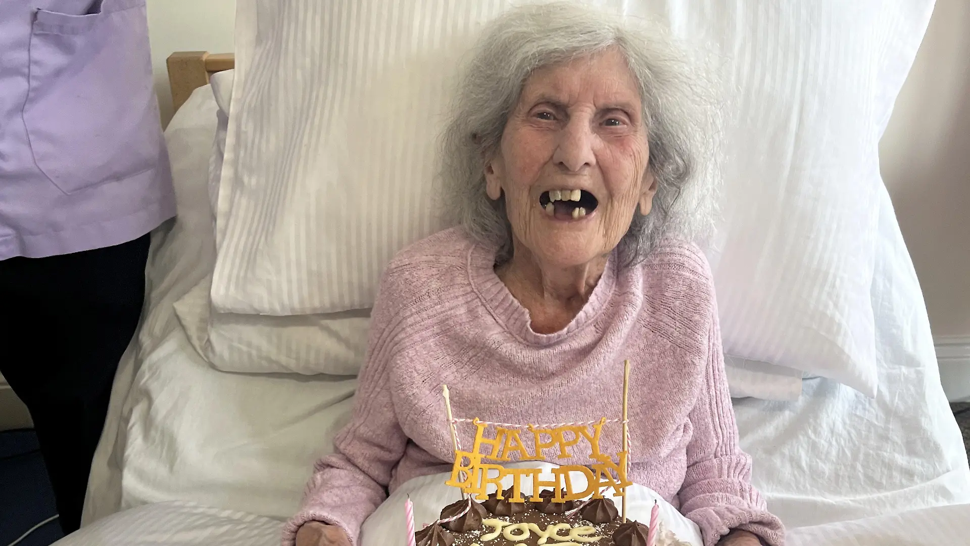 SONDERKONDITIONEN: Satzpreis!
Joyce Jackman celebrates her 102nd birthday. See SWNS story SWMRsex. Joyce Jackman turned 102 years old on May 9, and shared her secret to living for over a century. The former RAF chef told staff at her care home that she credits "good sex and good sherry" as the key to her satisfying life. Joyce, from Colchester, Essex, celebrated her birthday at Care UK?s Silversprings, Thorrington, as staff surprised her with a cake. / action press