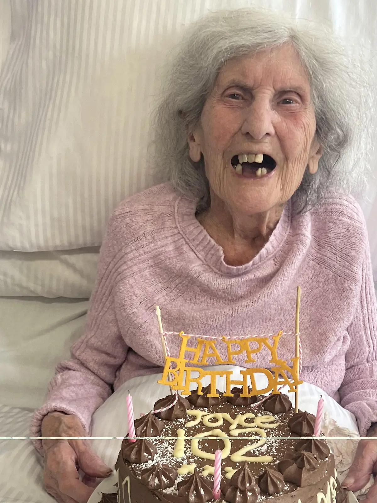 SONDERKONDITIONEN: Satzpreis!
Joyce Jackman celebrates her 102nd birthday. See SWNS story SWMRsex. Joyce Jackman turned 102 years old on May 9, and shared her secret to living for over a century. The former RAF chef told staff at her care home that she credits "good sex and good sherry" as the key to her satisfying life. Joyce, from Colchester, Essex, celebrated her birthday at Care UK?s Silversprings, Thorrington, as staff surprised her with a cake. / action press