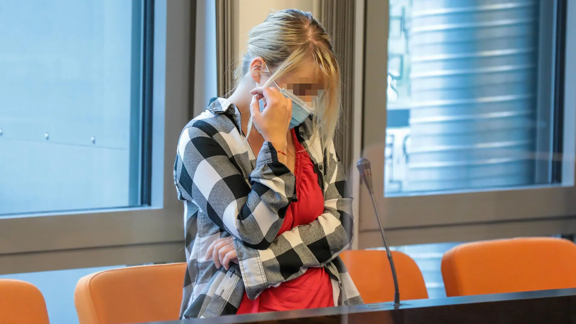 Verhandlung Kindermord Christiane K. auf der Anklagebank im Gerichtssaal. Im Prozess gegen Christiane K. fand der achte Verhandlungstag wegen fünffachen Mordes an ihren eigenen Kindern statt. Der Angeklagten wird vorgeworfen, am 03.09.2020 in ihrer Wohnung in Solingen ihre fünf leiblichen Kinder erst betäubt und dann ertränkt bzw. erstickt zu haben. Drei weitere bekannte Verhandlungstage. Wuppertal, Landgericht *** Trial child murder Christiane K on the dock in the courtroom In the trial against Christiane K, the eighth day of trial for five murders of her own children took place The defendant is accused of having first drugged and then drowned or suffocated her five biological children on 03 09 2020 in her apartment in Solingen Thr 