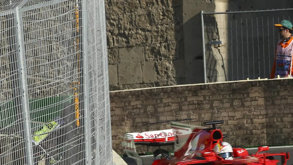 Baku City Circuit, Baku, Azerbaijan. Sunday 25 June 2017. Lewis Hamilton, Mercedes F1 W08 EQ Power+, leads Sebastian Vettel, Ferrari SF70H. World AX0W4553 PUBLICATIONxINxGERxSUIxAUTxHUNxONLY

Baku City Circuit Baku Azerbaijan Sunday 25 June 2017 Lewis Hamilton Mercedes F1  EQ  leads Sebastian Vettel Ferrari  World  PUBLICATIONxINxGERxSUIxAUTxHUNxONLY  