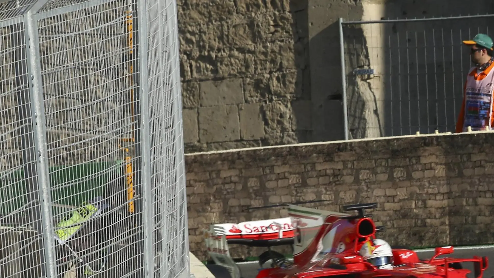 Baku City Circuit, Baku, Azerbaijan. Sunday 25 June 2017. Lewis Hamilton, Mercedes F1 W08 EQ Power+, leads Sebastian Vettel, Ferrari SF70H. World AX0W4553 PUBLICATIONxINxGERxSUIxAUTxHUNxONLY
Baku City Circuit Baku Azerbaijan Sunday 25 June 2017 Lewis Hamilton Mercedes F1 EQ leads Sebastian Vettel Ferrari World PUBLICATIONxINxGERxSUIxAUTxHUNxONLY