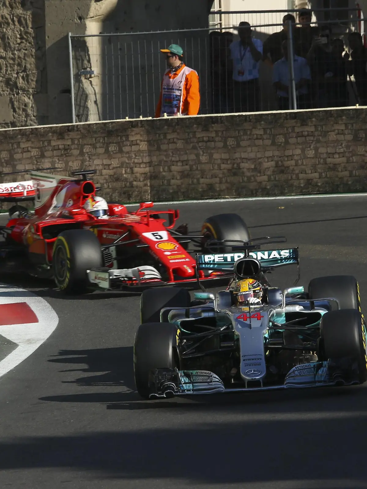 Baku City Circuit, Baku, Azerbaijan. Sunday 25 June 2017. Lewis Hamilton, Mercedes F1 W08 EQ Power+, leads Sebastian Vettel, Ferrari SF70H. World AX0W4553 PUBLICATIONxINxGERxSUIxAUTxHUNxONLY

Baku City Circuit Baku Azerbaijan Sunday 25 June 2017 Lewis Hamilton Mercedes F1  EQ  leads Sebastian Vettel Ferrari  World  PUBLICATIONxINxGERxSUIxAUTxHUNxONLY  