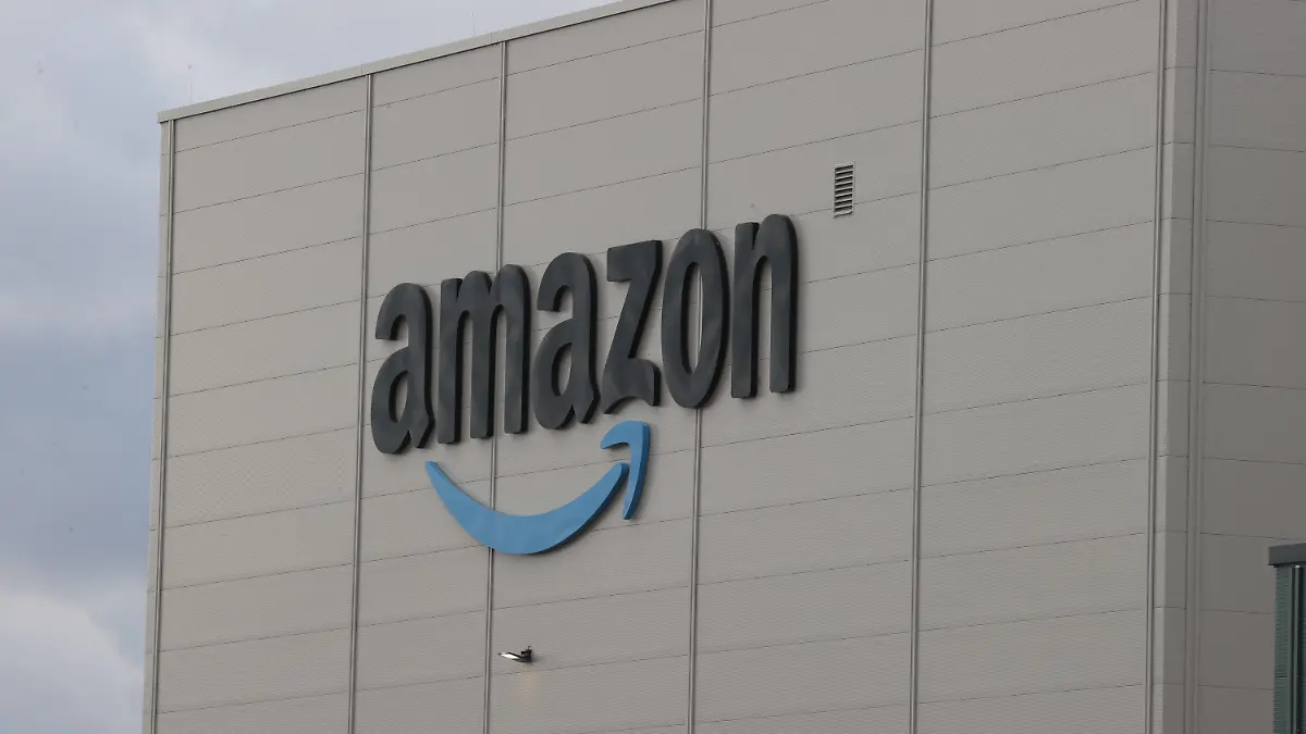 ARCHIV - 26.10.2021, Thüringen, Gera: Das Amazon-Logo ist auf der Fassade des Logistikzentrums zu sehen. Amazon gibt am 28.10.2021 Zahlen für das 3. Quartal bekannt. Foto: Bodo Schackow/dpa-Zentralbild/dpa +++ dpa-Bildfunk +++