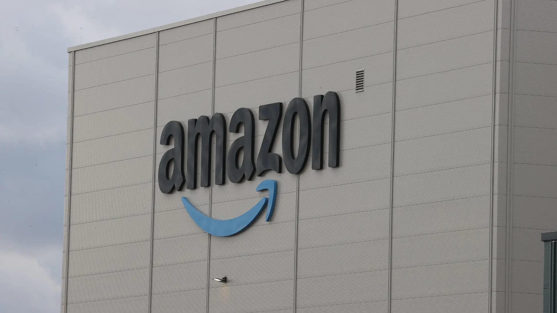 ARCHIV - 26.10.2021, Thüringen, Gera: Das Amazon-Logo ist auf der Fassade des Logistikzentrums zu sehen. Amazon gibt am 28.10.2021 Zahlen für das 3. Quartal bekannt. Foto: Bodo Schackow/dpa-Zentralbild/dpa +++ dpa-Bildfunk +++