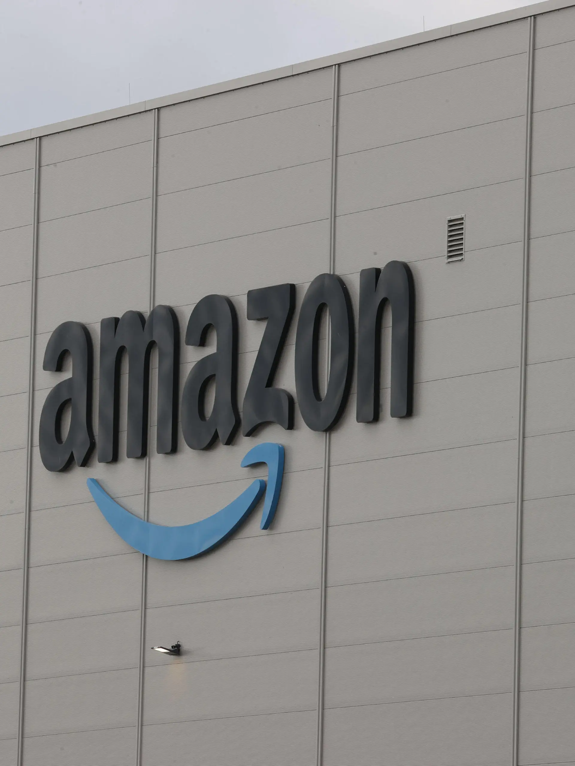 ARCHIV - 26.10.2021, Thüringen, Gera: Das Amazon-Logo ist auf der Fassade des Logistikzentrums zu sehen. Amazon gibt am 28.10.2021 Zahlen für das 3. Quartal bekannt. Foto: Bodo Schackow/dpa-Zentralbild/dpa +++ dpa-Bildfunk +++