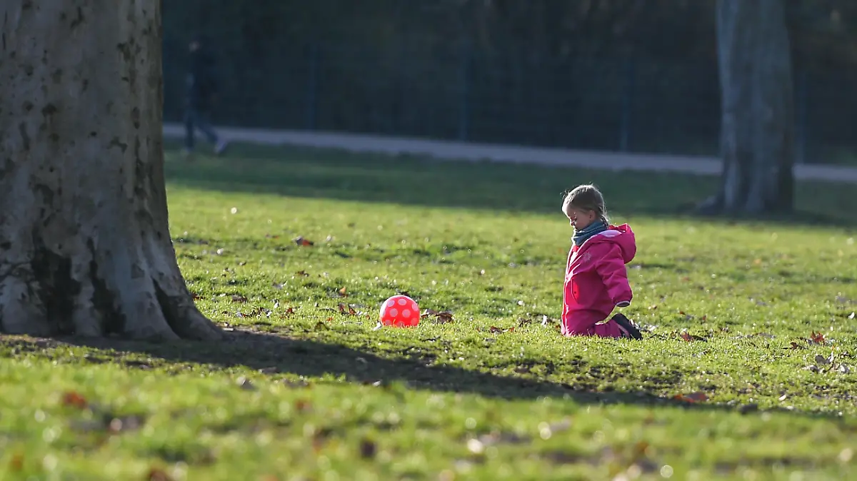 (210110) -- FRANKFURT, Jan. 10, 2021 (Xinhua) -- A child plays on a sunny day at a park in Frankfurt, Germany, Jan. 10, 2021. (Xinhua/Lu Yang)
