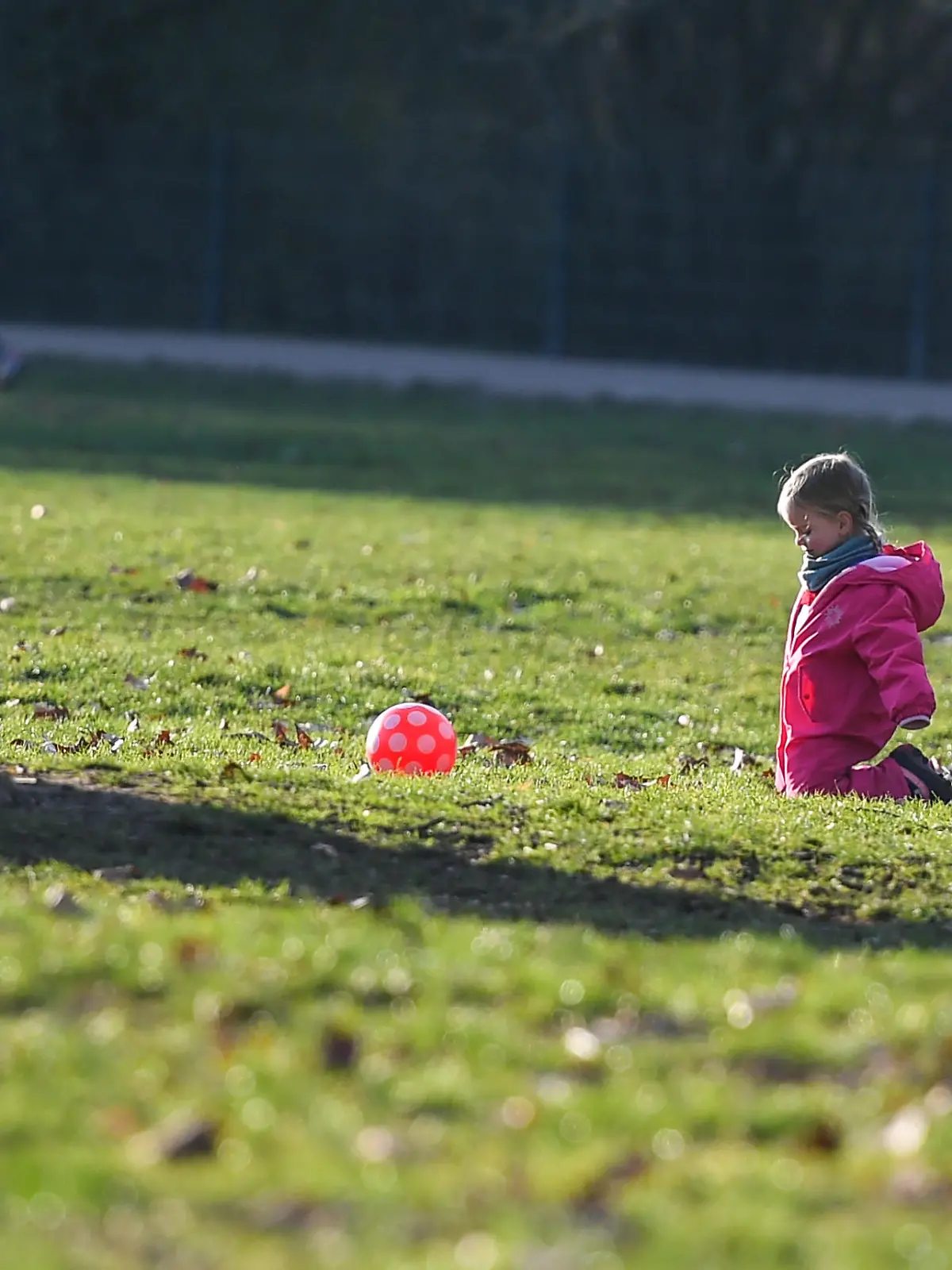 (210110) -- FRANKFURT, Jan. 10, 2021 (Xinhua) -- A child plays on a sunny day at a park in Frankfurt, Germany, Jan. 10, 2021. (Xinhua/Lu Yang)